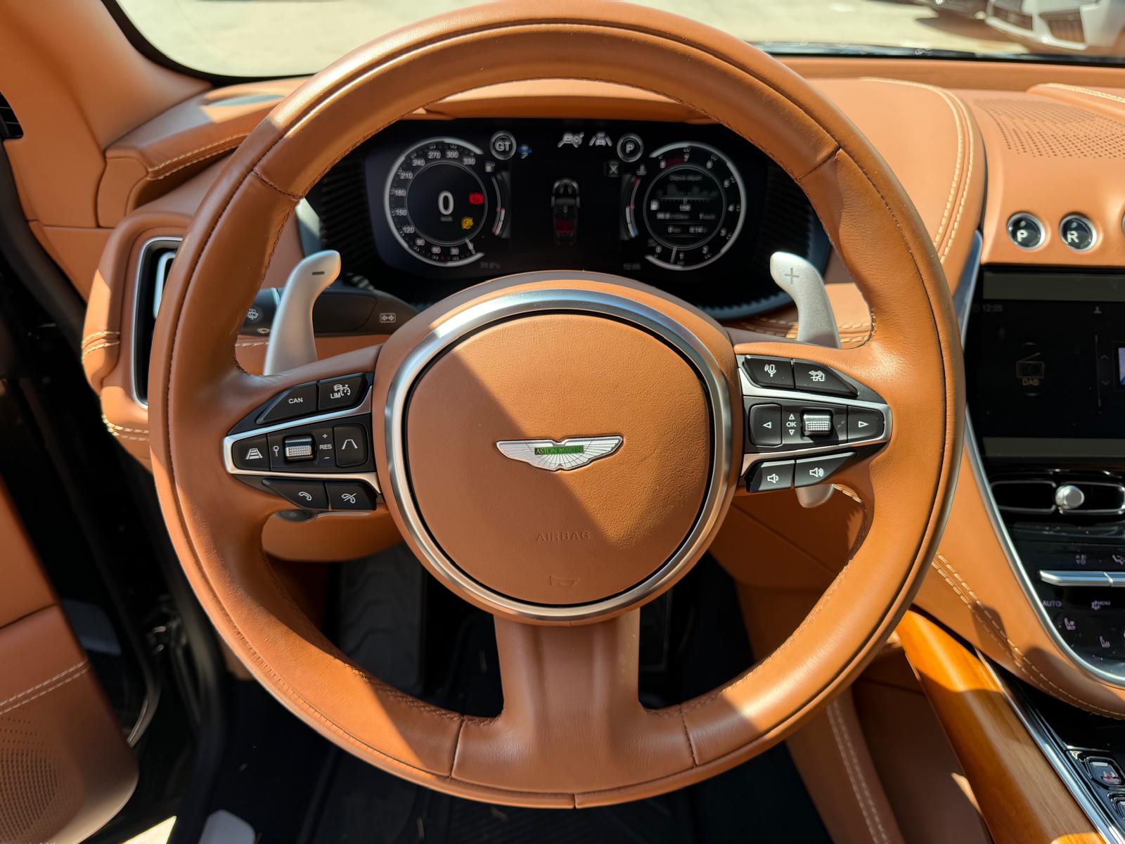 ASTON MARTIN DBX 4.0 V8-image-8