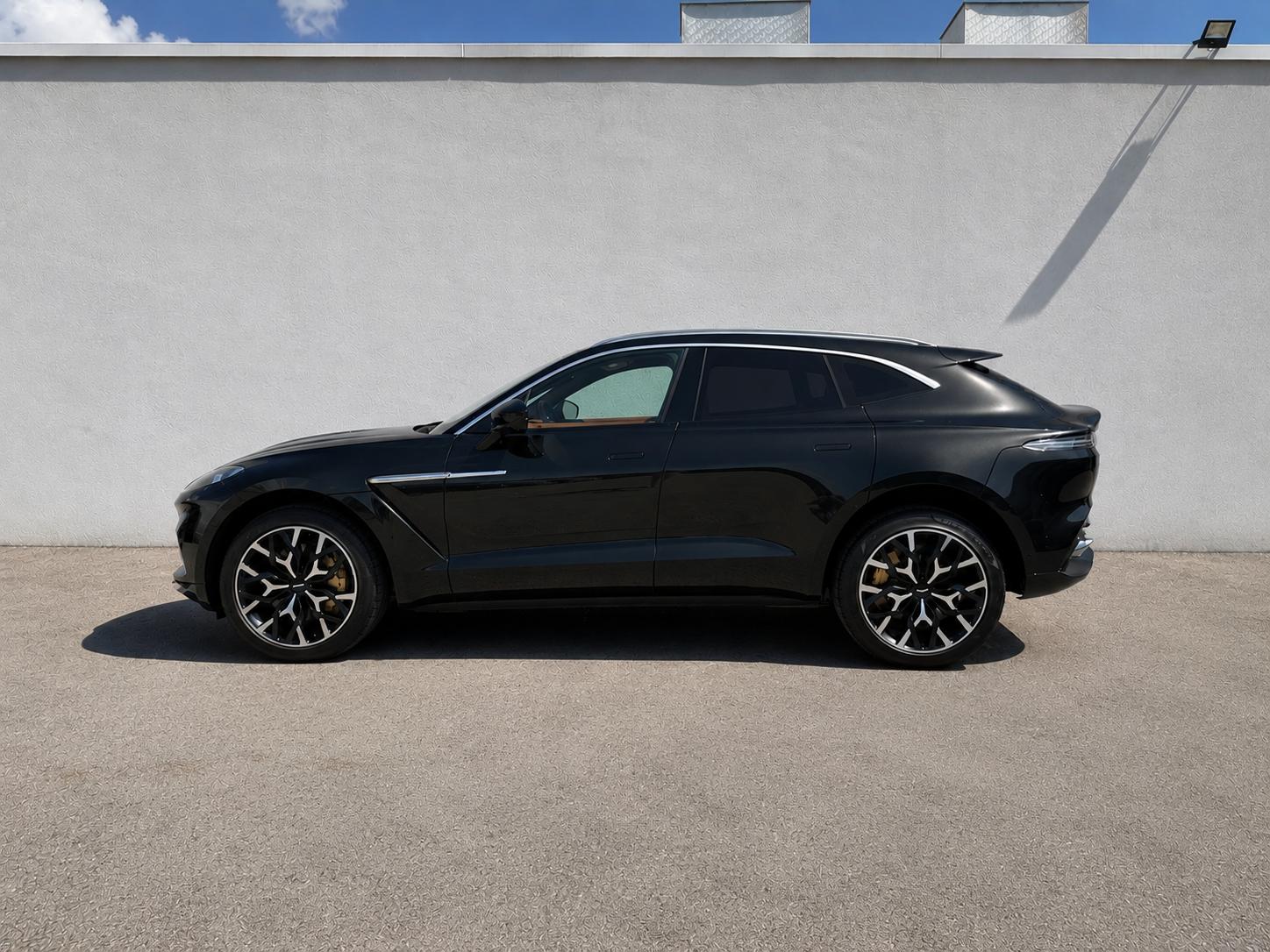 ASTON MARTIN DBX 4.0 V8-image-2