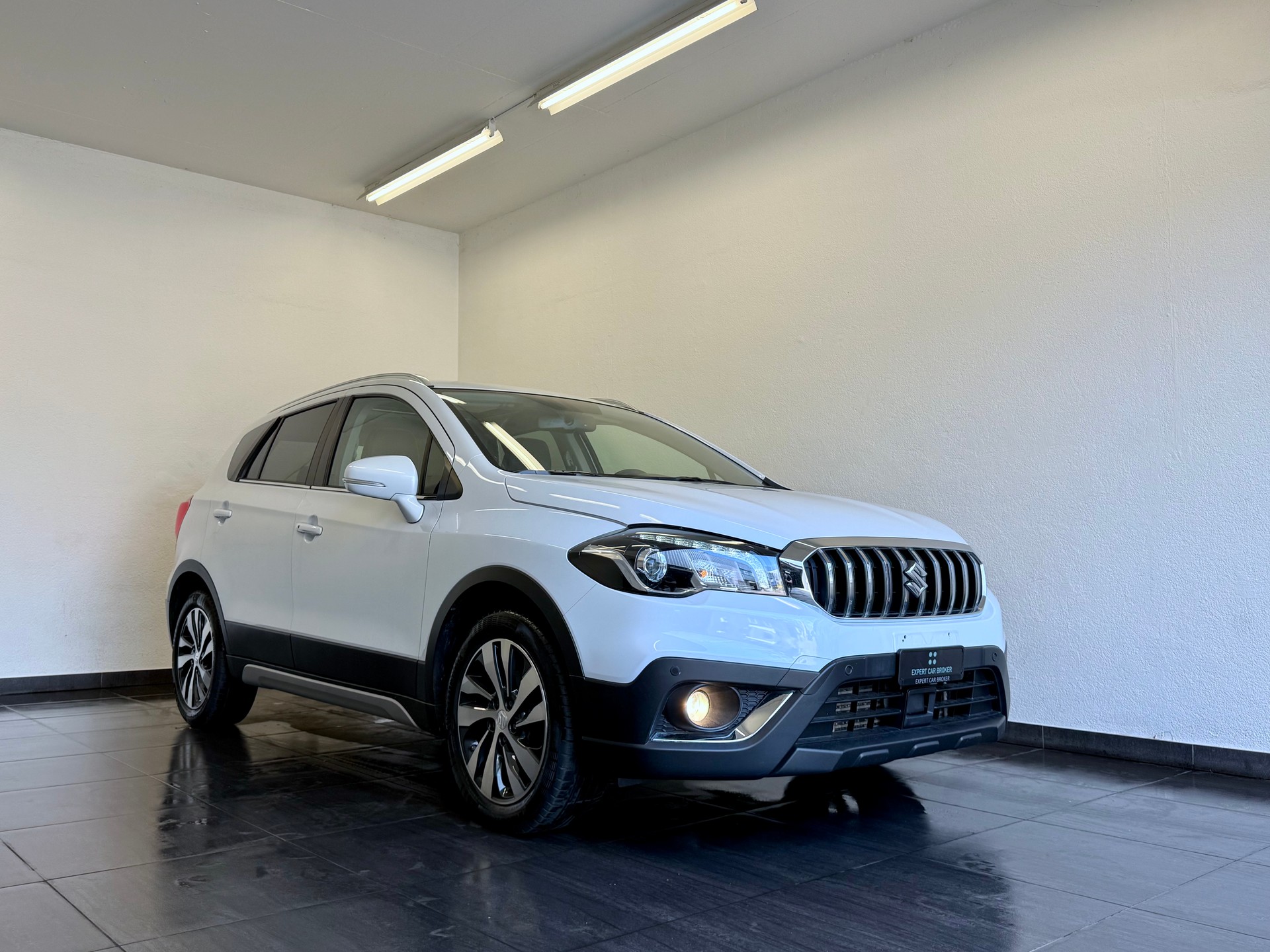 SUZUKI S-Cross-showroom-element-1