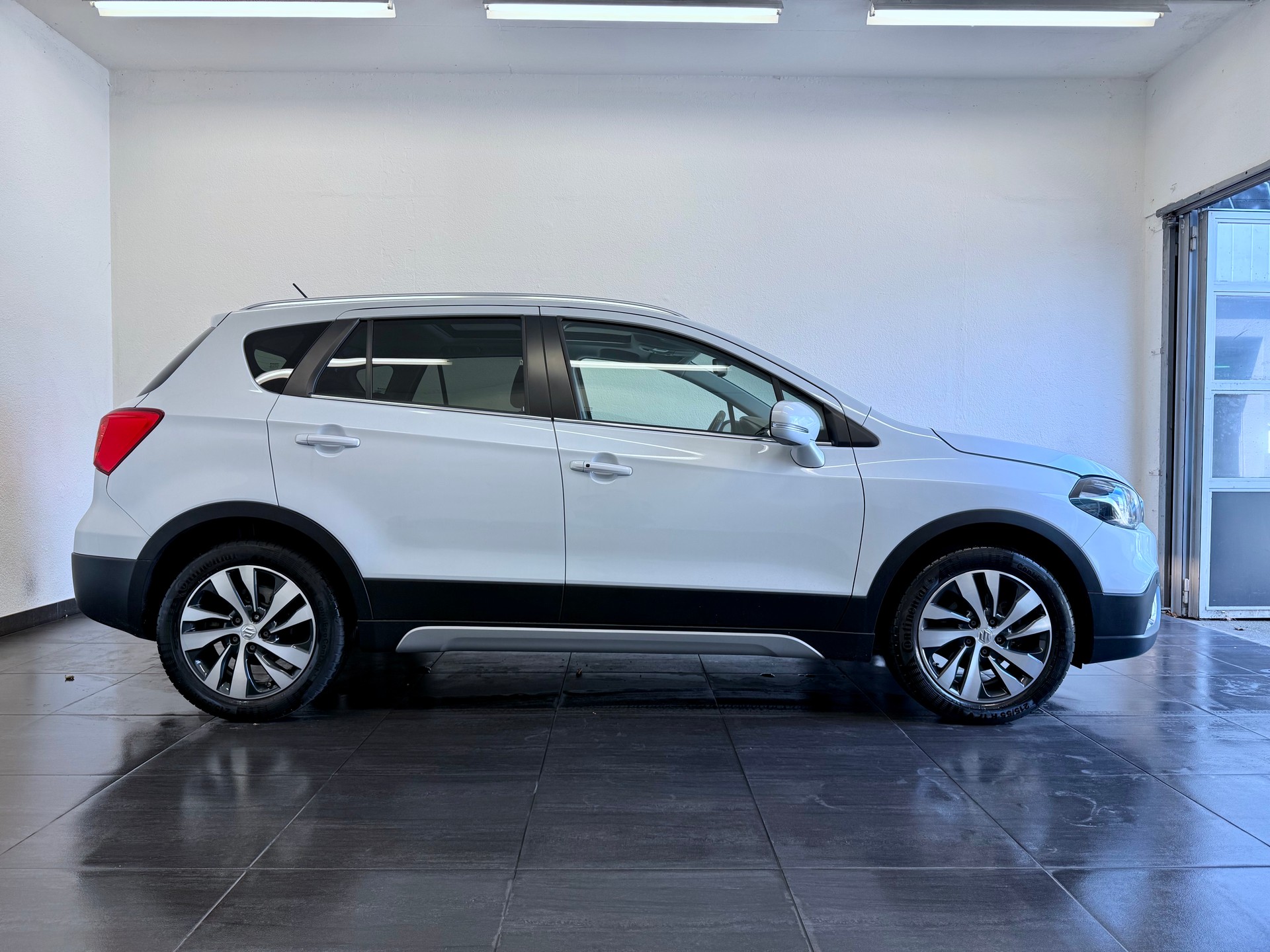 SUZUKI S-Cross-showroom-element-3