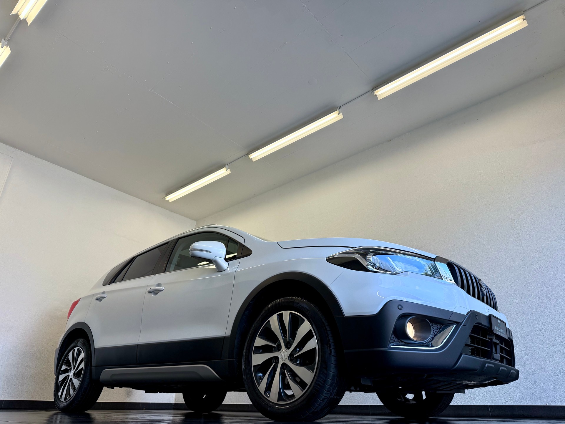 SUZUKI S-Cross-showroom-element-2