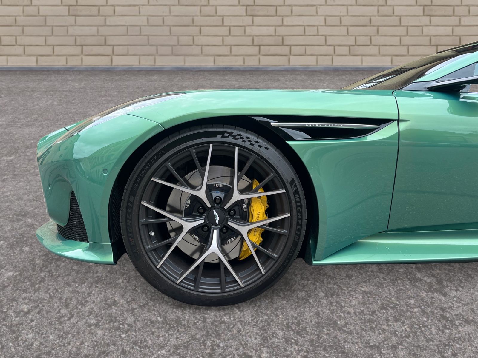 ASTON MARTIN Volante-image-7