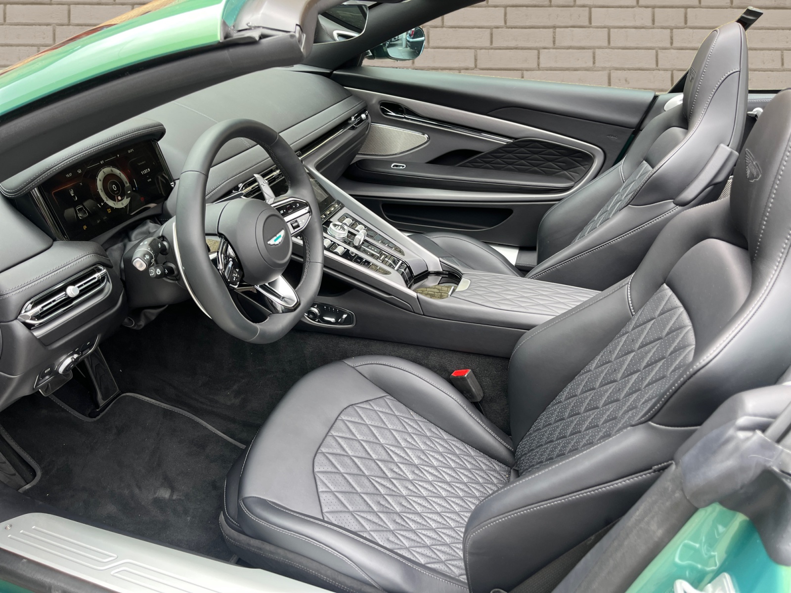ASTON MARTIN Volante-image-8