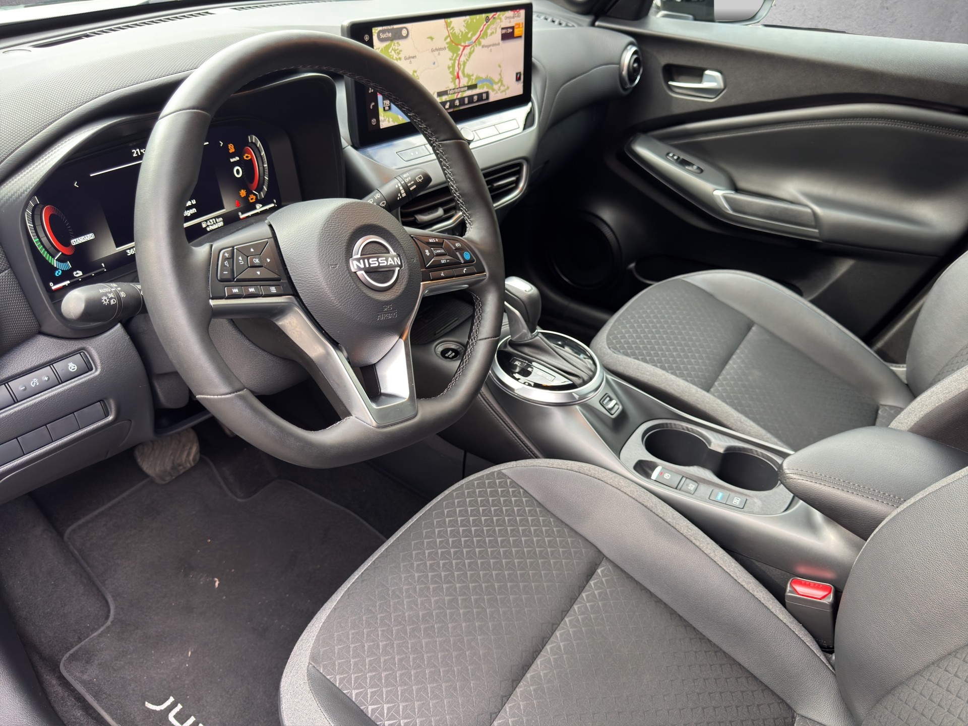 NISSAN Juke 1.6 FHEV N-Connecta-image-9