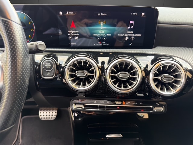 MERCEDES-BENZ A 180 d AMG Line-image-5