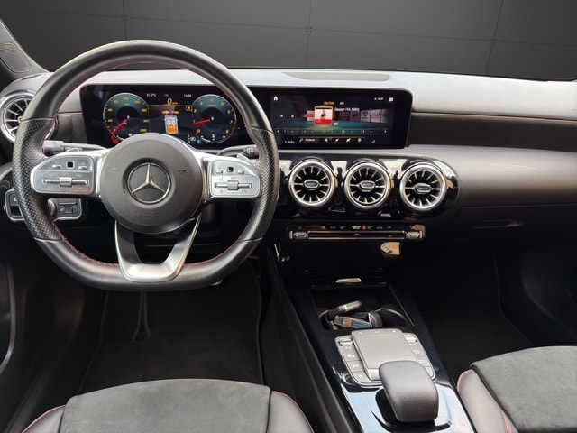 MERCEDES-BENZ A 180 d AMG Line-image-4