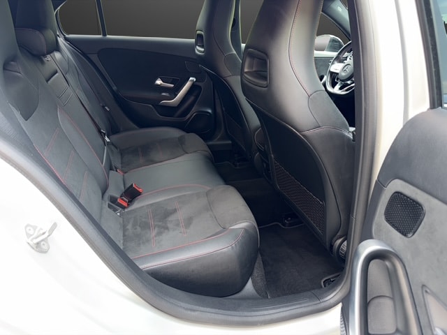 MERCEDES-BENZ A 180 d AMG Line-image-9
