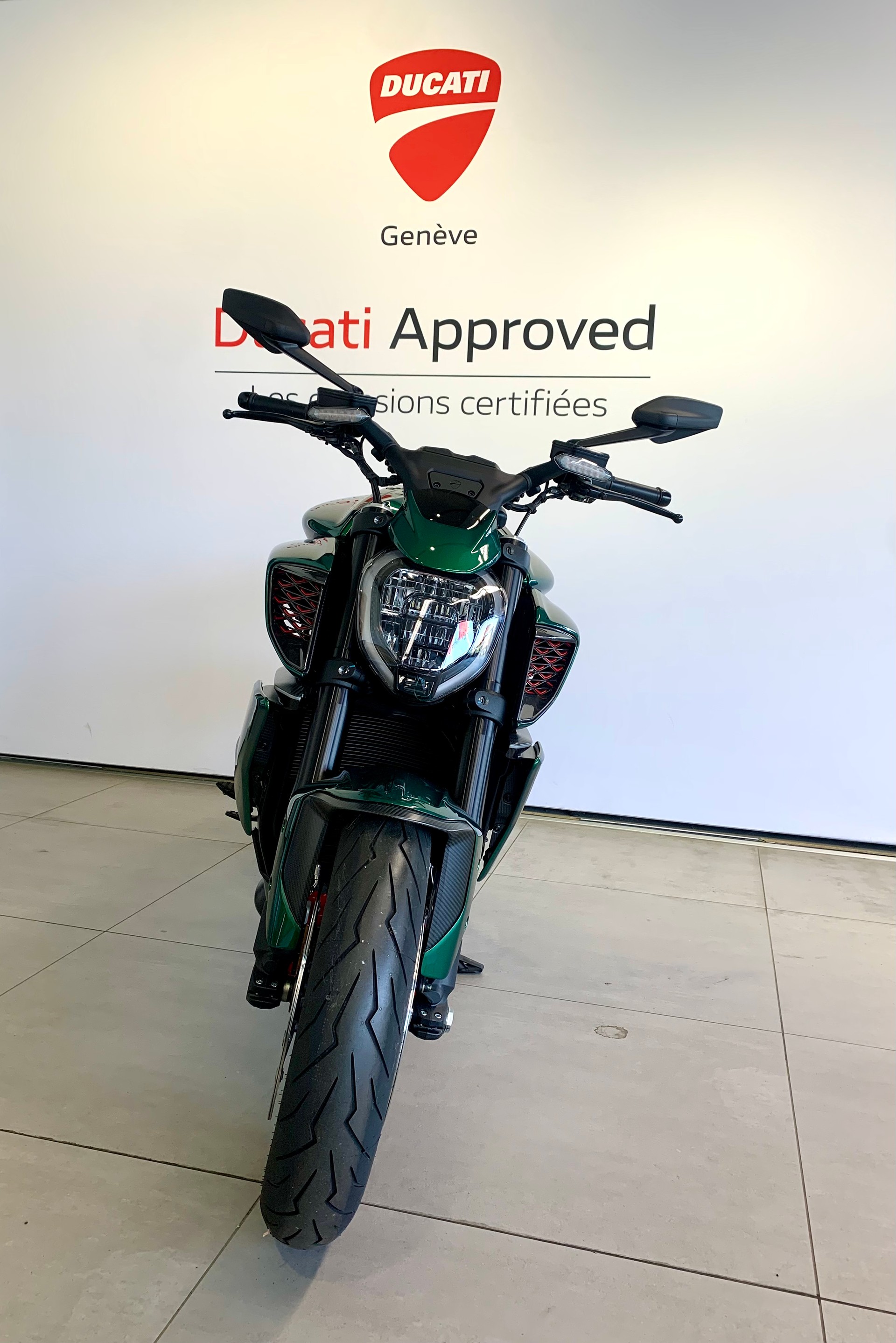 DUCATI Diavel V4 Bentley-showroom-element-2