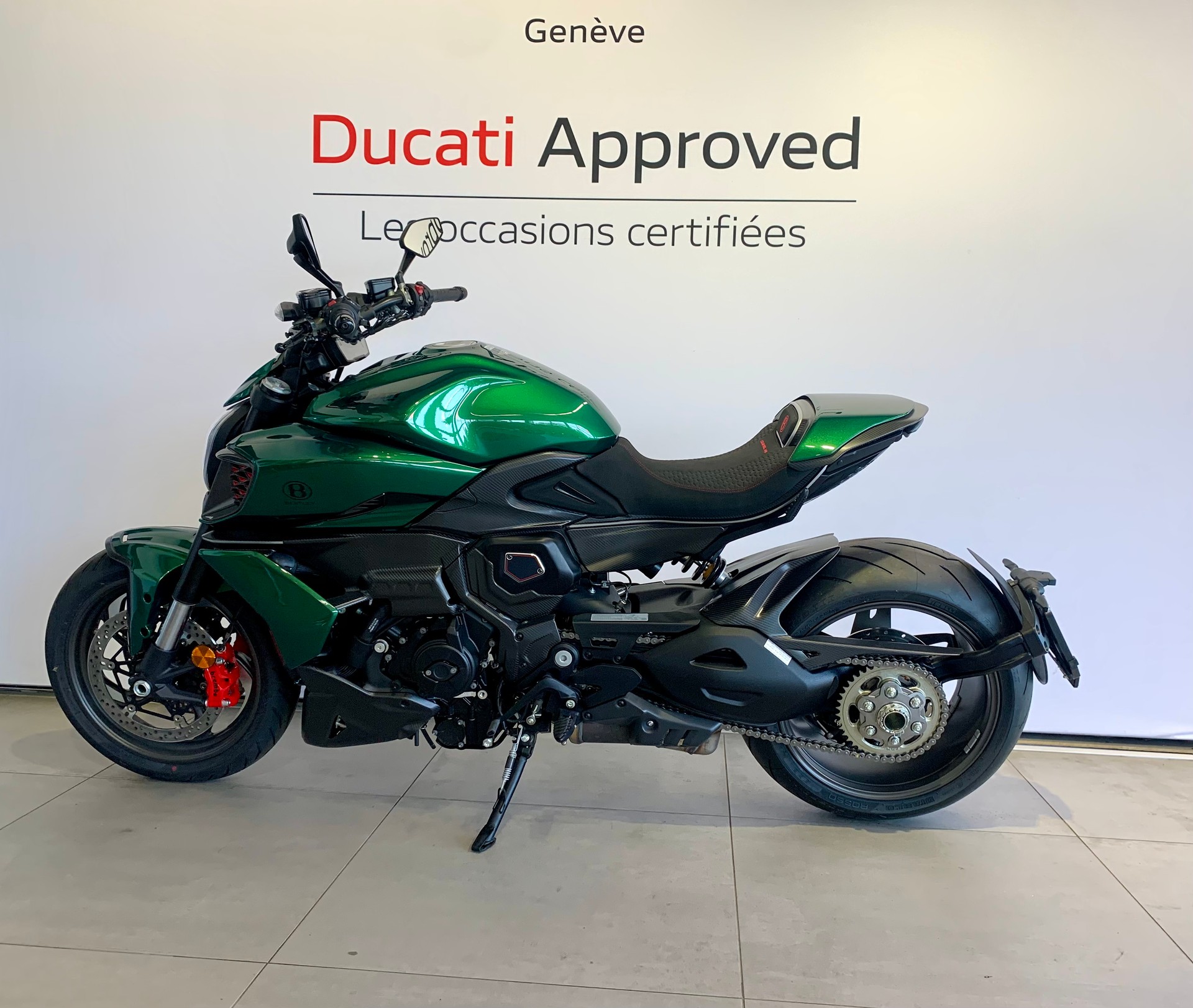 DUCATI Diavel V4 Bentley-showroom-element-1