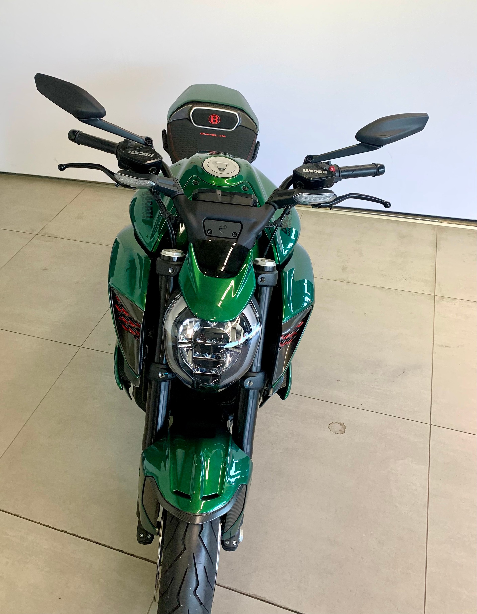 DUCATI Diavel V4 Bentley-showroom-element-3