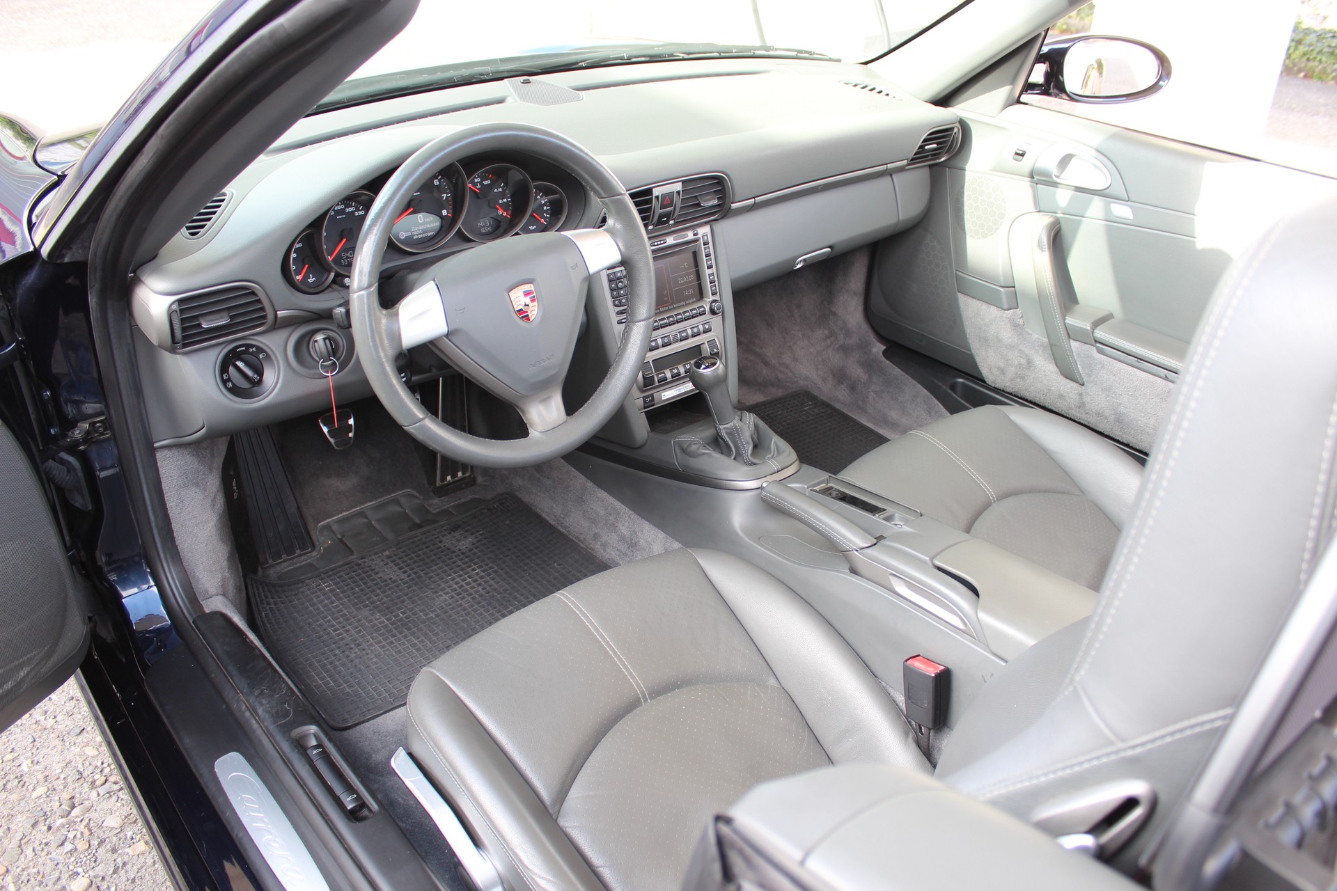 PORSCHE 911 Cabrio Carrera-image-4