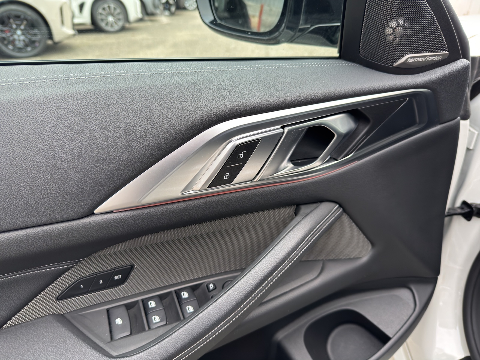 BMW M440i xDrive 48V Cabrio-image-19