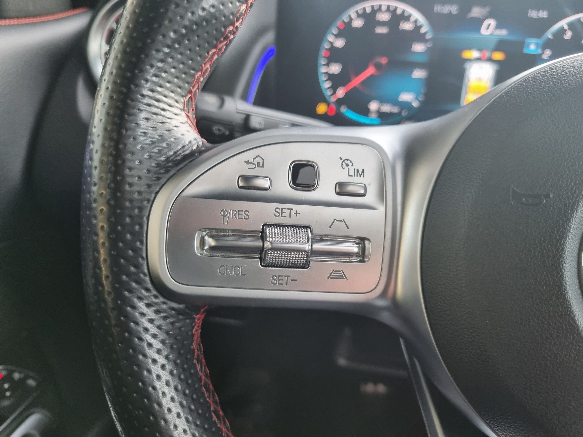 MERCEDES-BENZ GLB 250 4Matic AMG Line 8G-Tronic-image-17