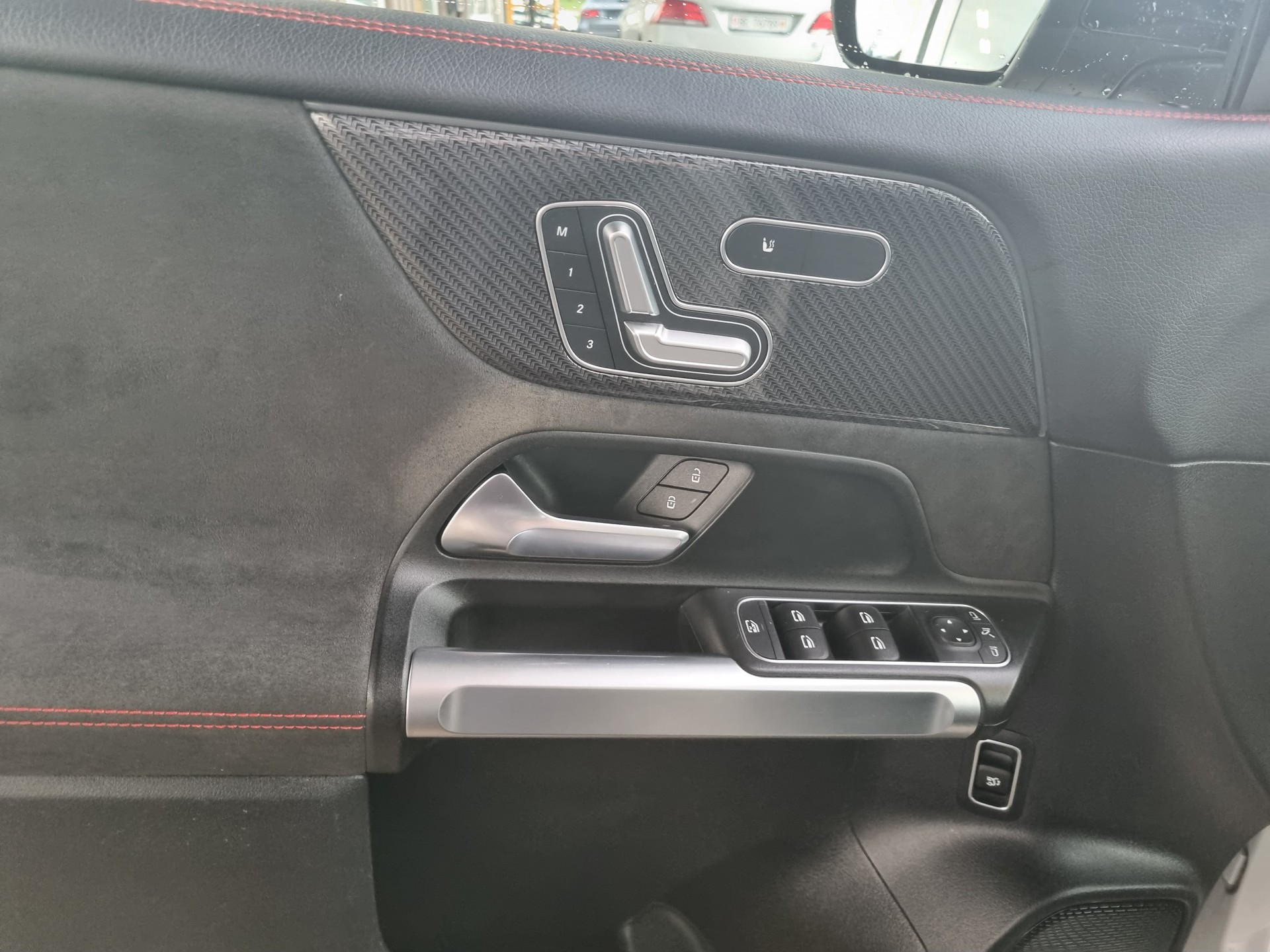 MERCEDES-BENZ GLB 250 4Matic AMG Line 8G-Tronic-image-13