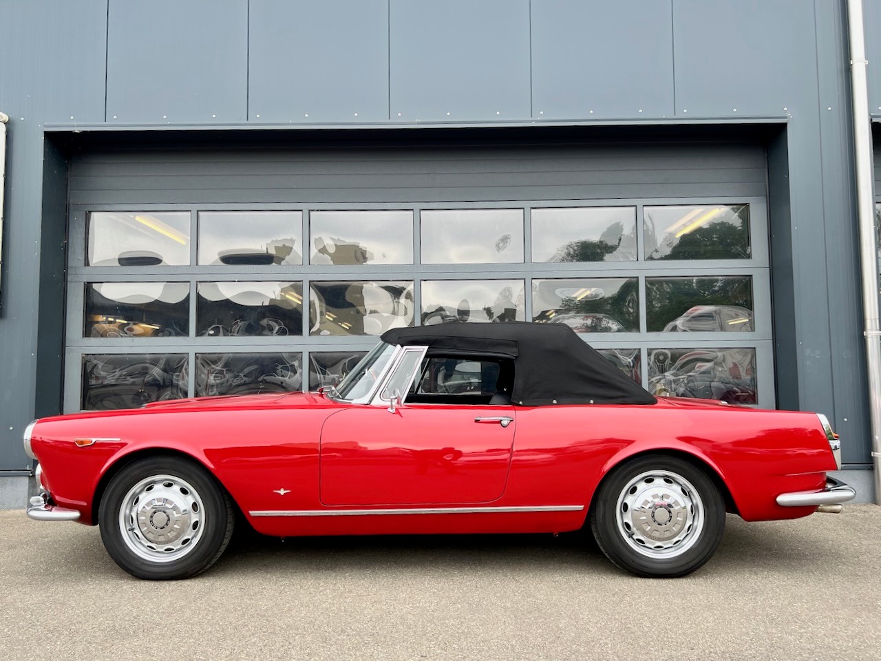 ALFA ROMEO 2600 Touring Spider-image-1