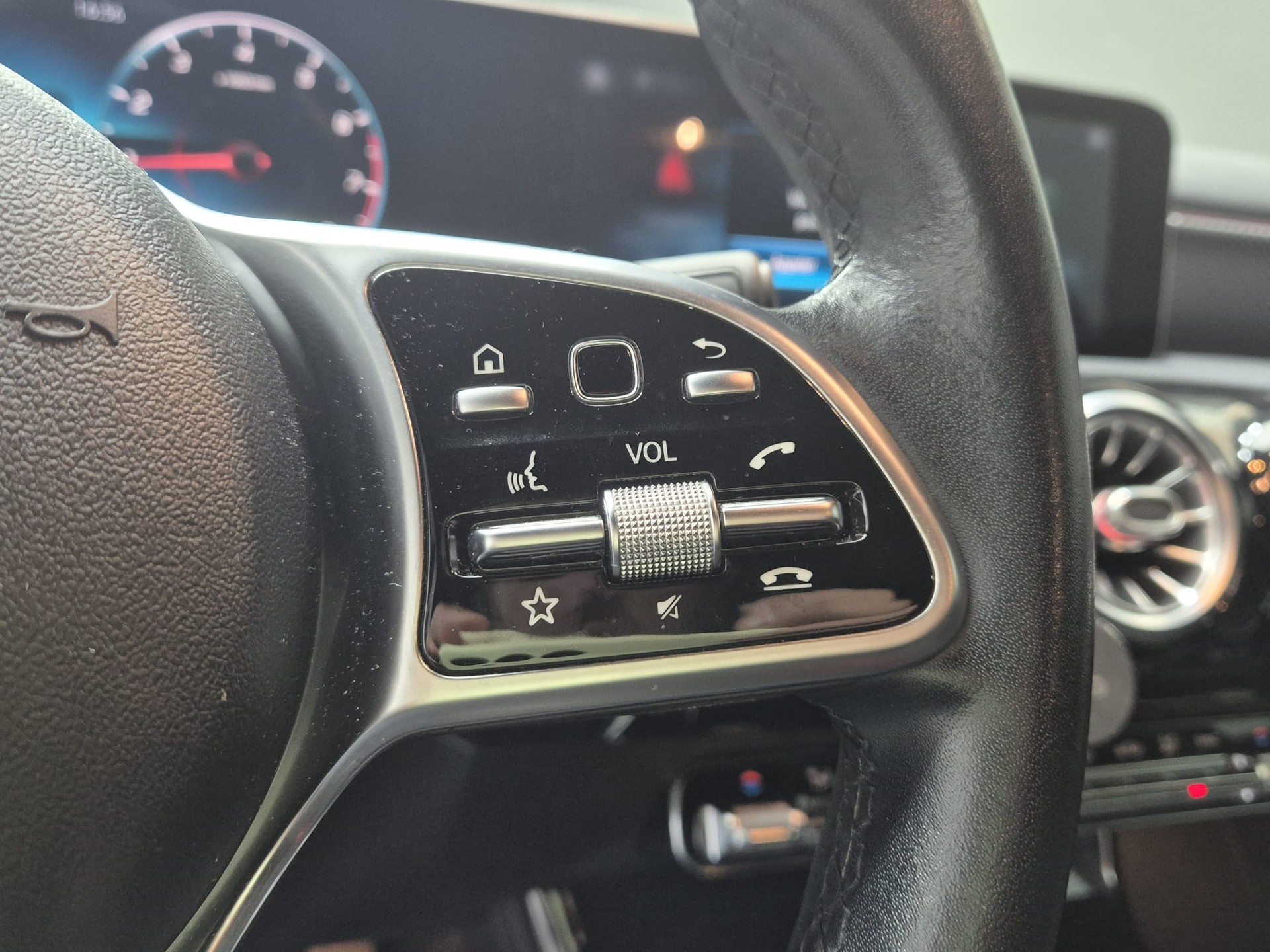 MERCEDES-BENZ A 180 Style 7G-DCT-image-18