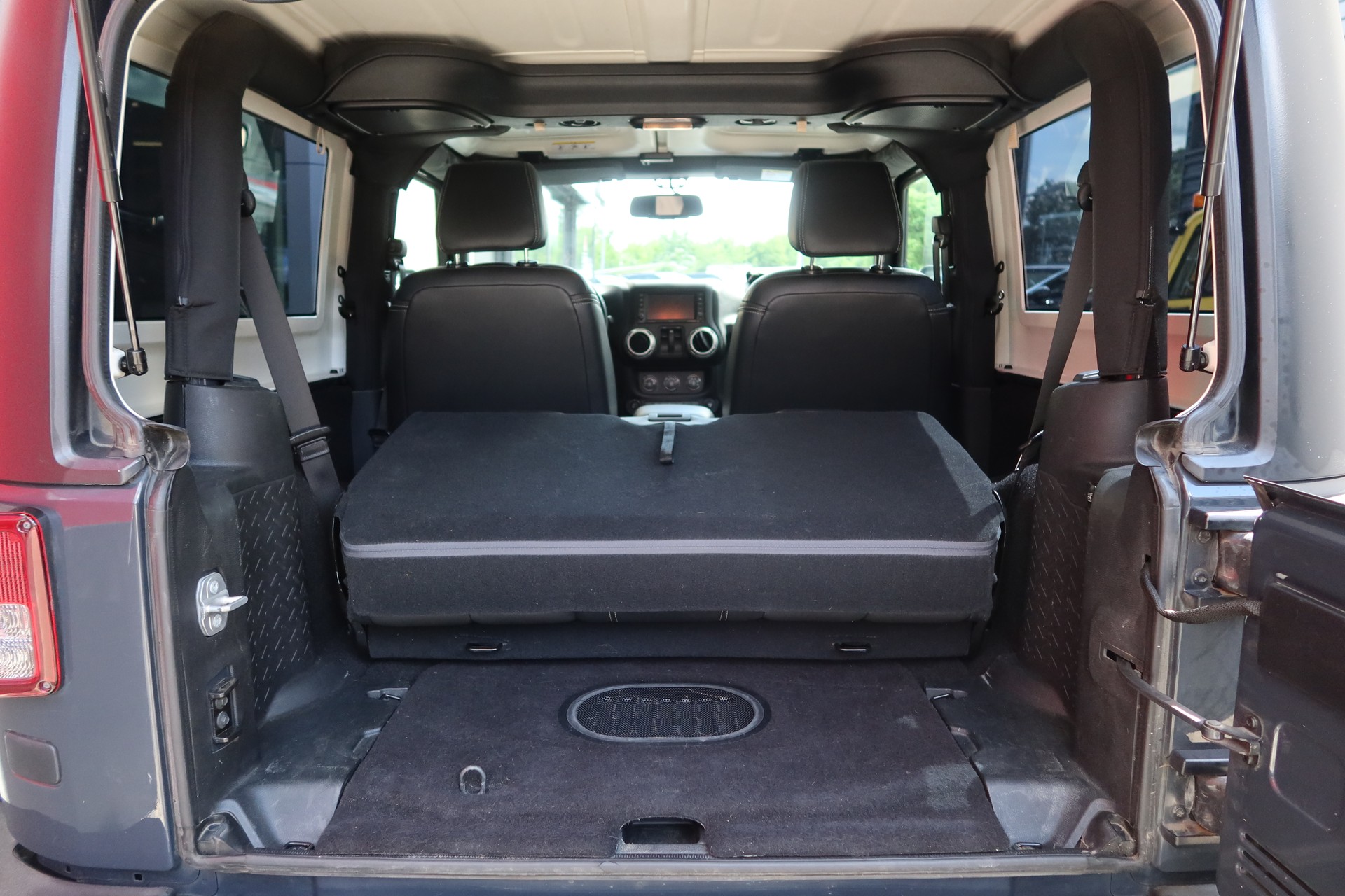 JEEP Wrangler 2.8CRD Sahara-image-13