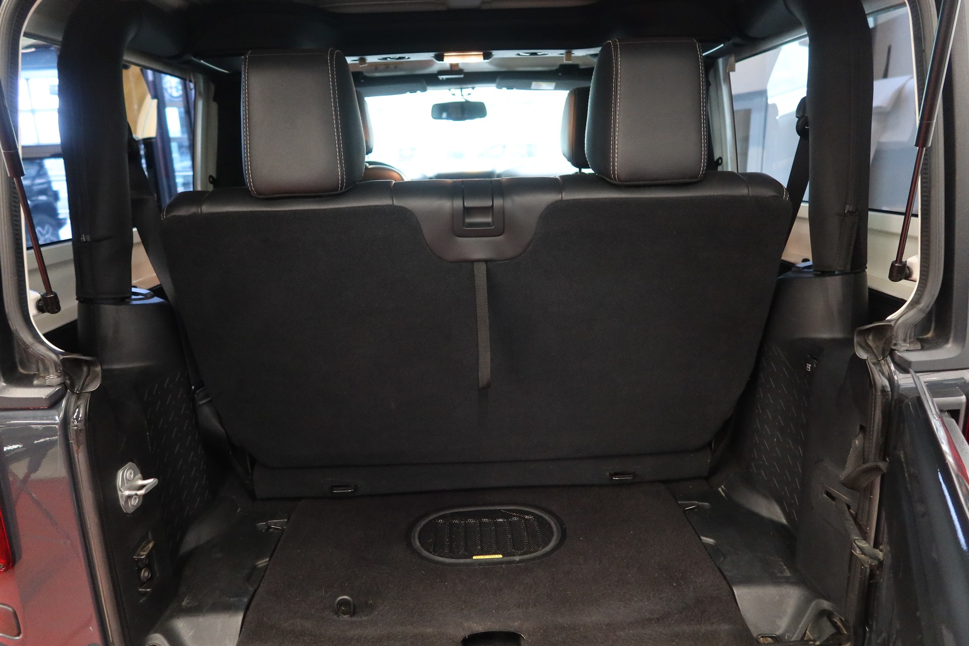 JEEP Wrangler 2.8CRD Sahara-image-12