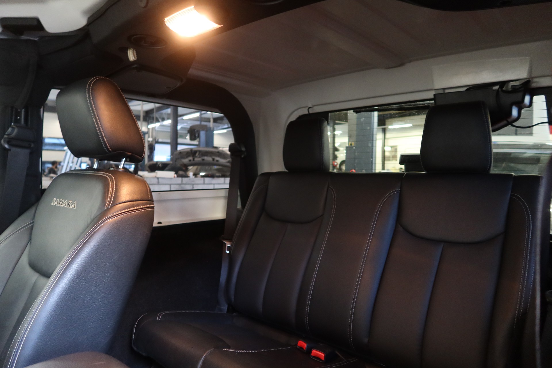 JEEP Wrangler 2.8CRD Sahara-image-9