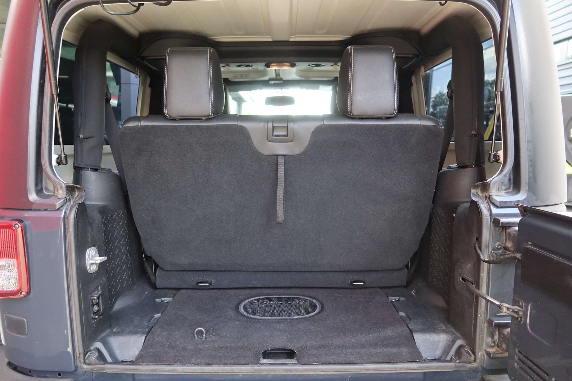 JEEP Wrangler 2.8CRD Sahara-image-12