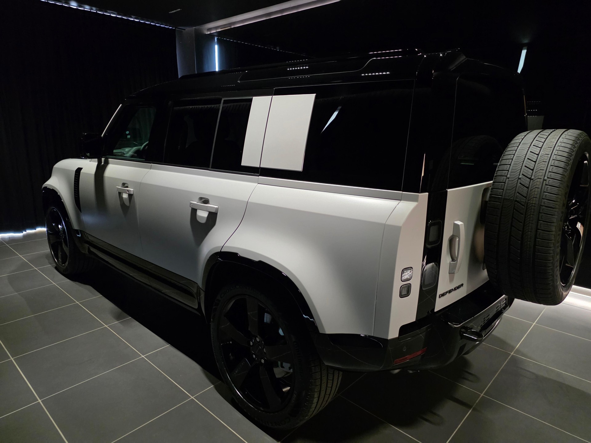 LAND ROVER Defender 110 3.0 D I6 350 X-Dynamic HSE-showroom-element-1