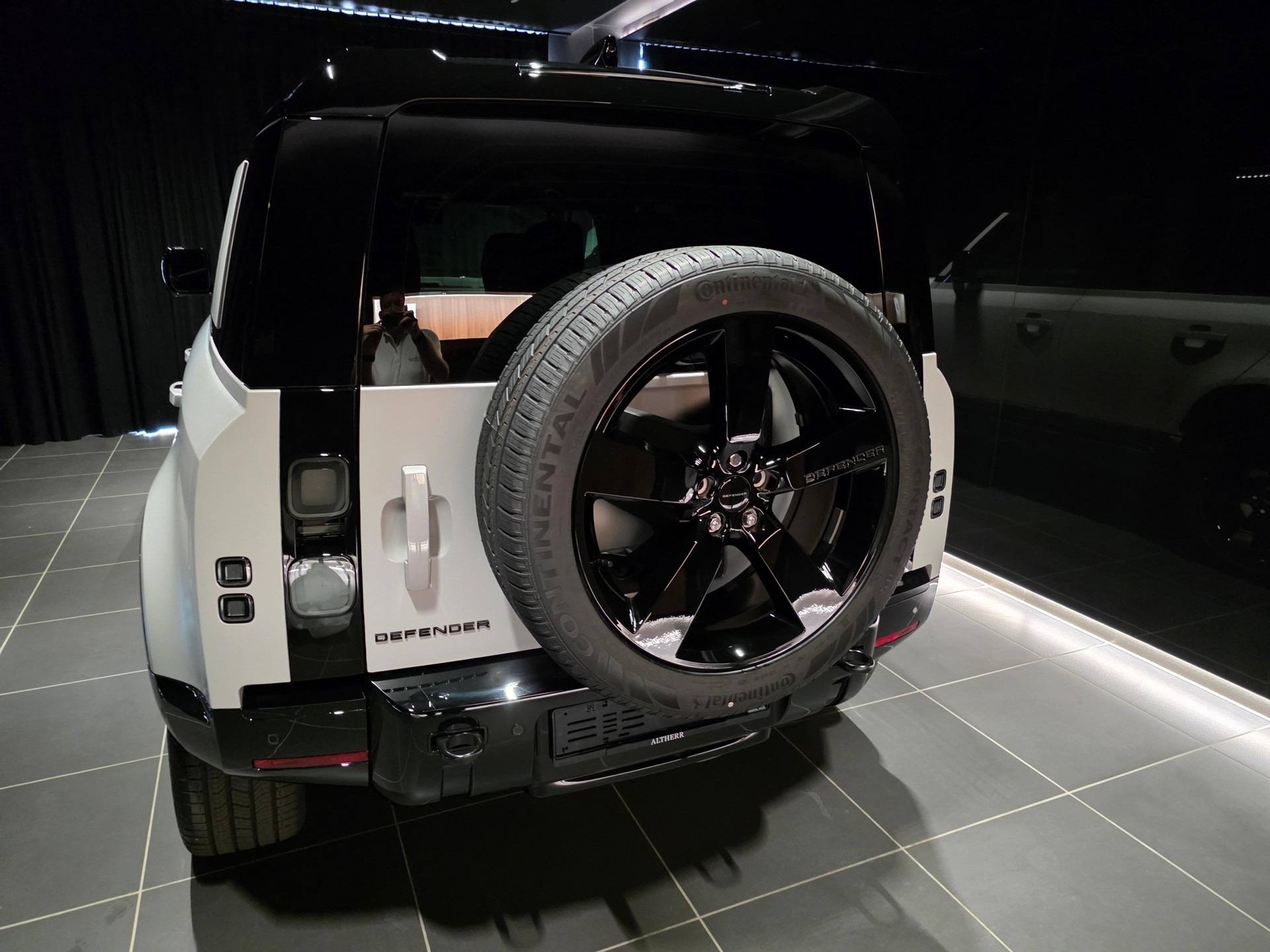 LAND ROVER Defender 110 3.0 D I6 350 X-Dynamic HSE-showroom-element-2