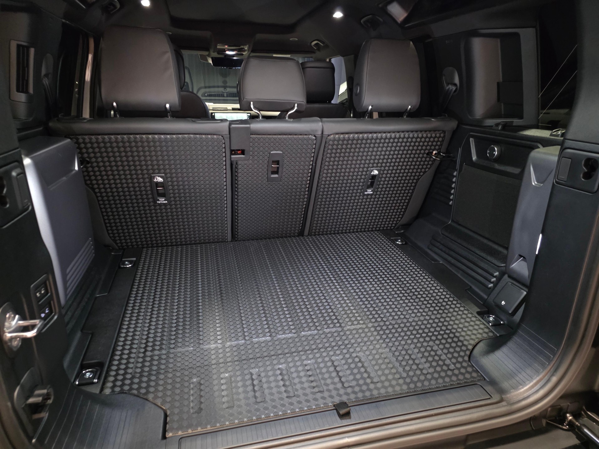 LAND ROVER Defender 110 3.0 D I6 350 X-Dynamic HSE-showroom-element-3
