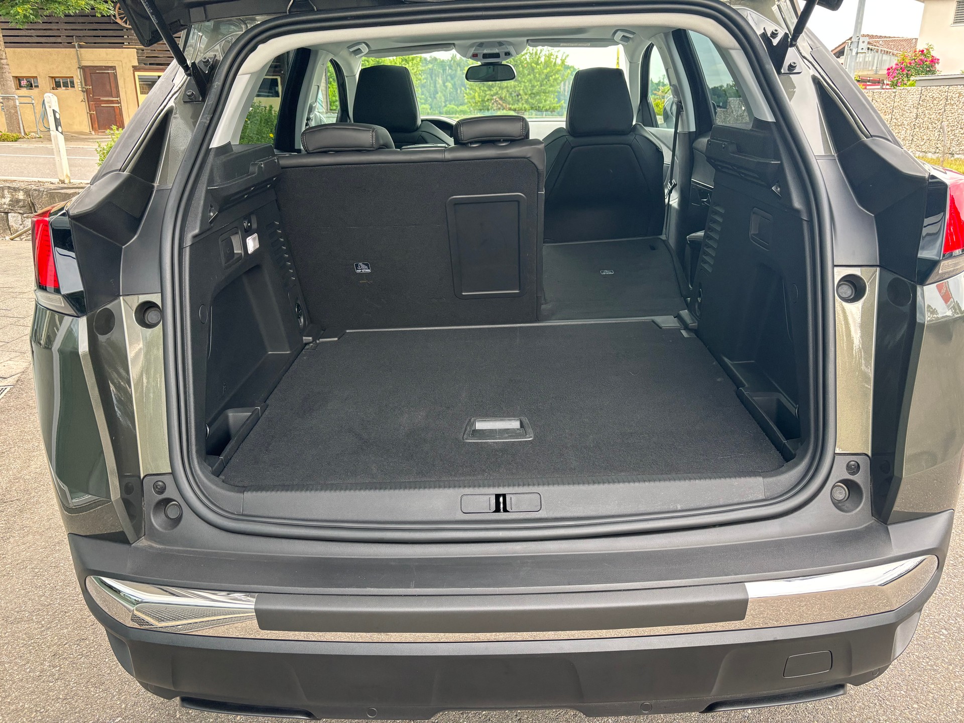 PEUGEOT 3008 1.2 PureTech Allure-image-5