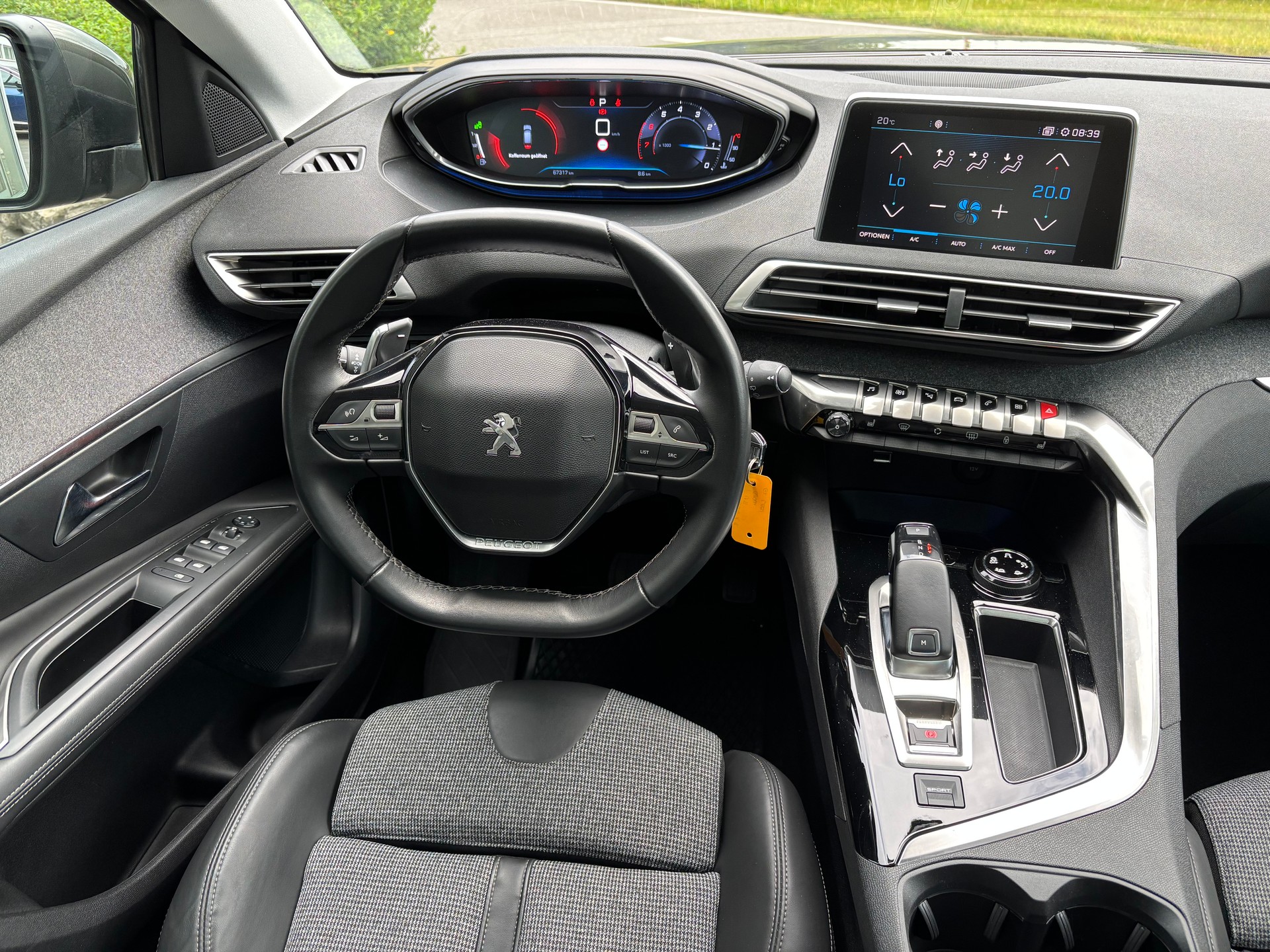 PEUGEOT 3008 1.2 PureTech Allure-image-9