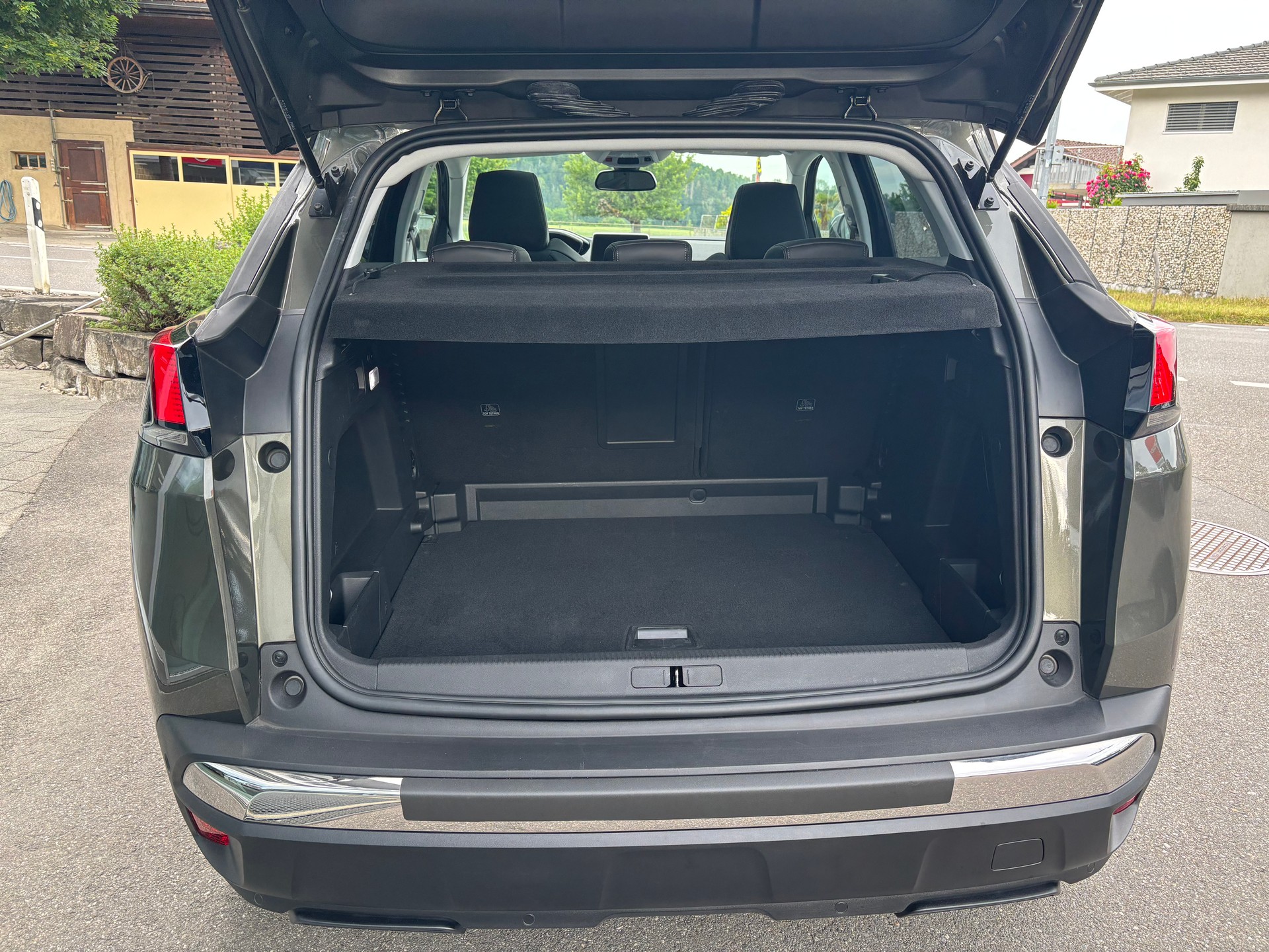 PEUGEOT 3008 1.2 PureTech Allure-image-4