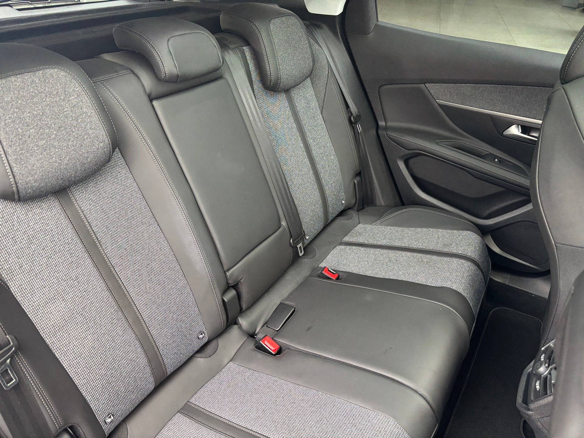 PEUGEOT 3008 1.2 PureTech Allure-image-6