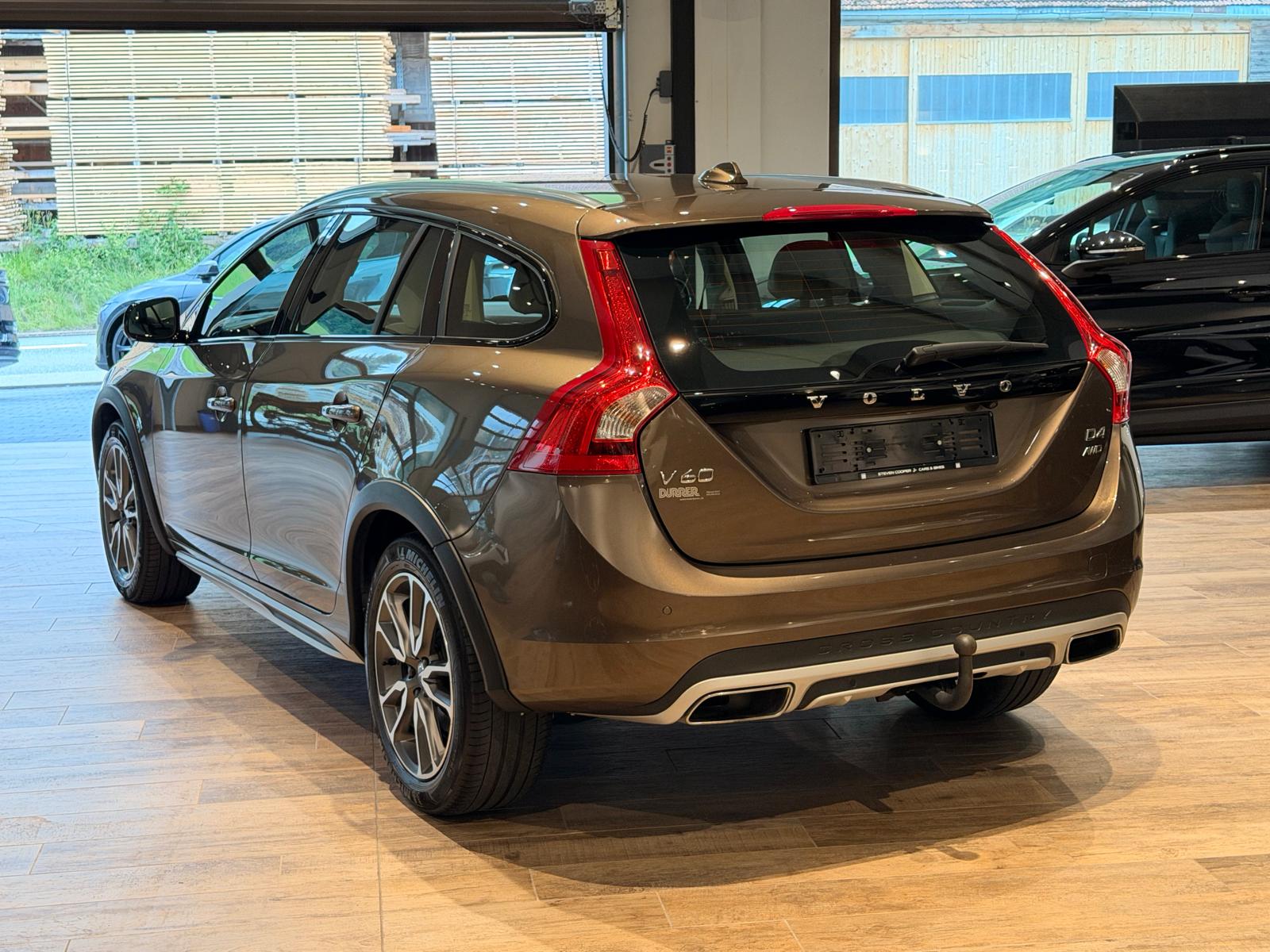 VOLVO V60 Cross Country D4 AWD Momentum Geartronic-image-4