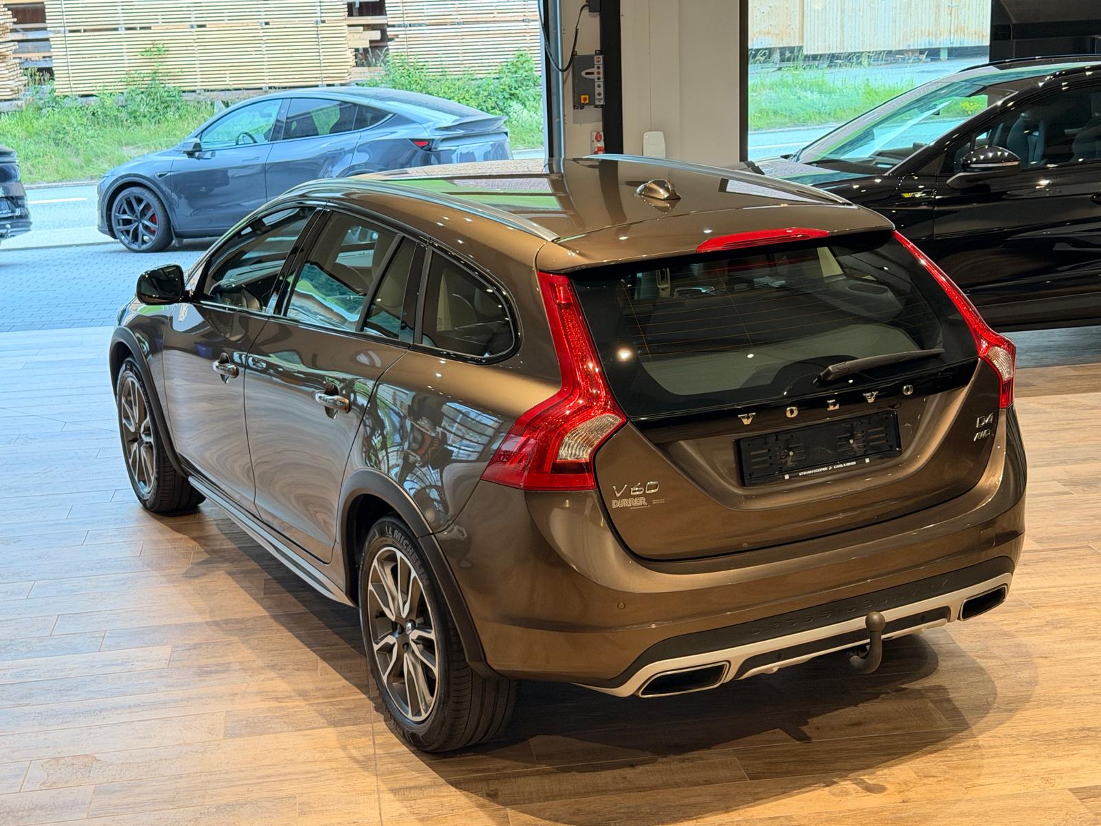 VOLVO V60 Cross Country D4 AWD Momentum Geartronic-image-16