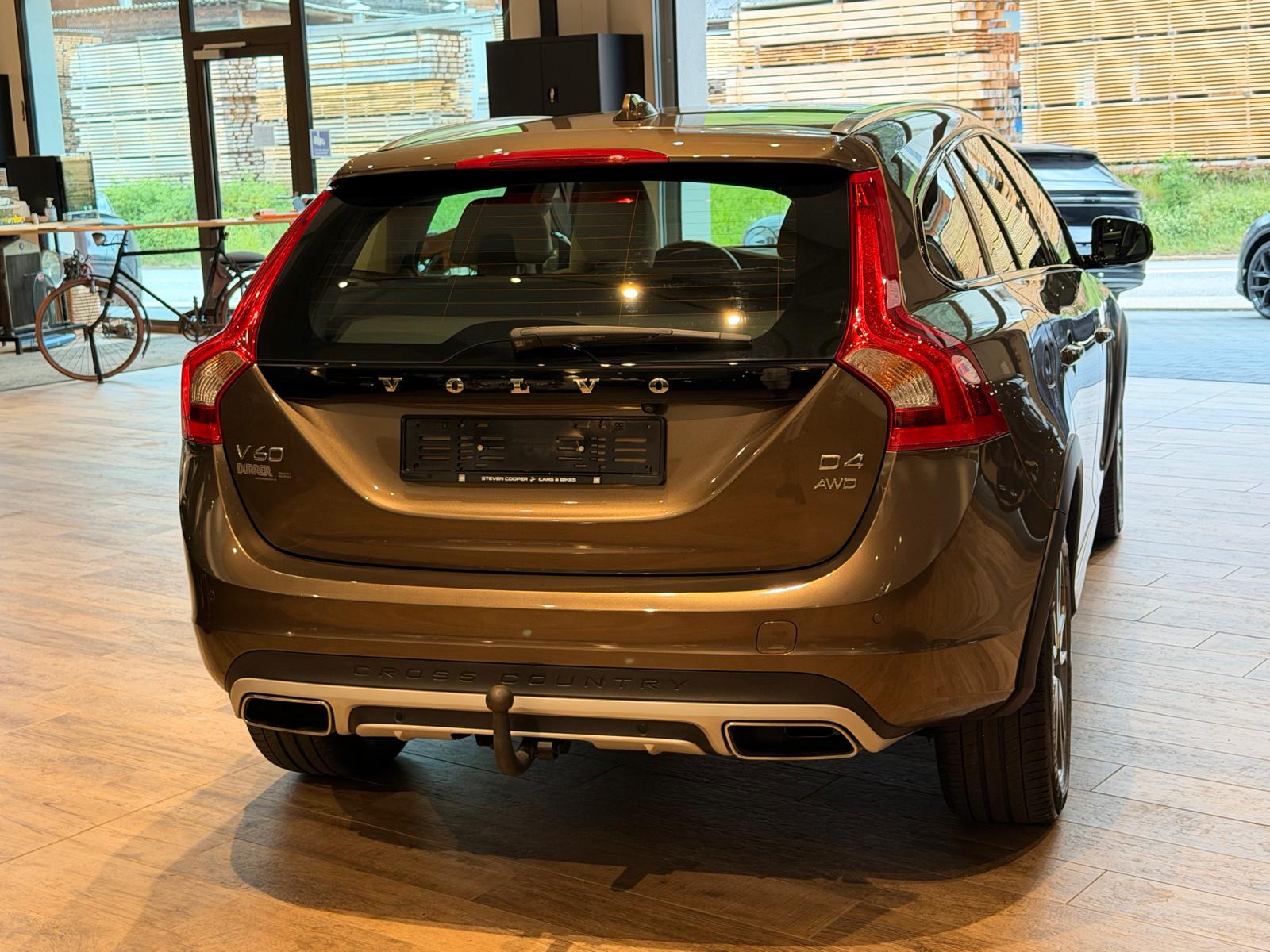 VOLVO V60 Cross Country D4 AWD Momentum Geartronic-image-5
