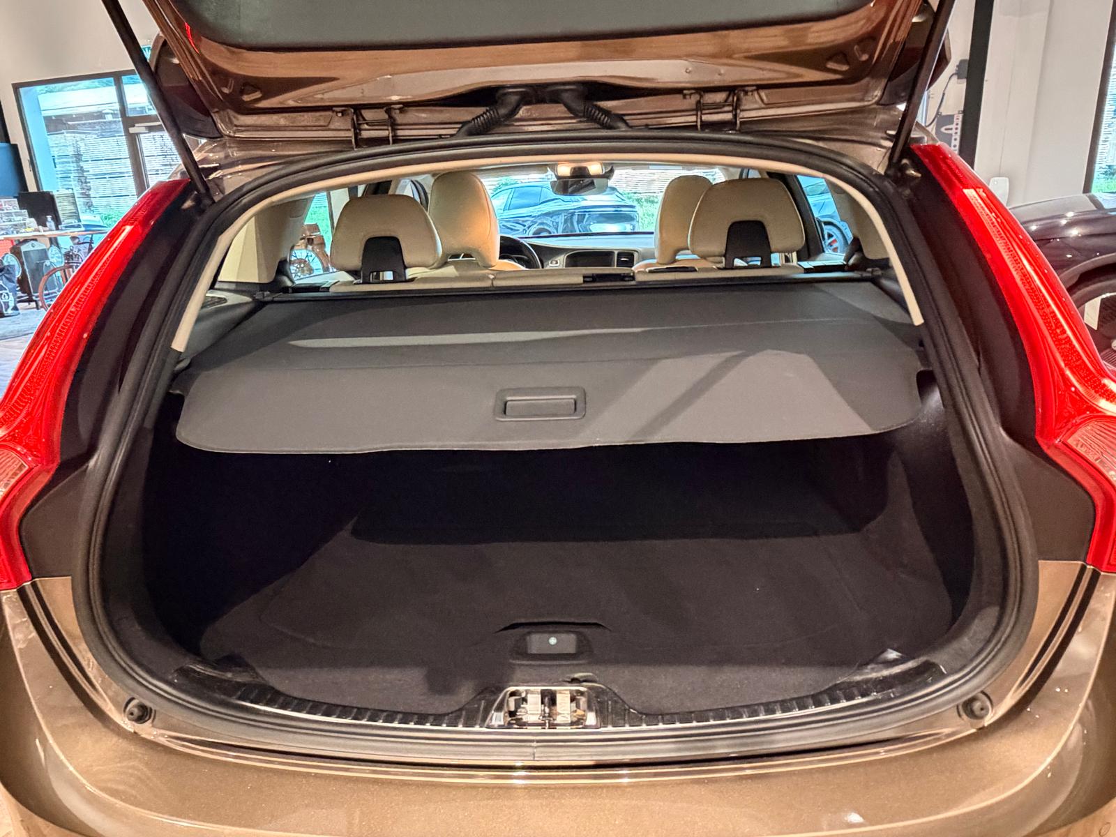 VOLVO V60 Cross Country D4 AWD Momentum Geartronic-image-21