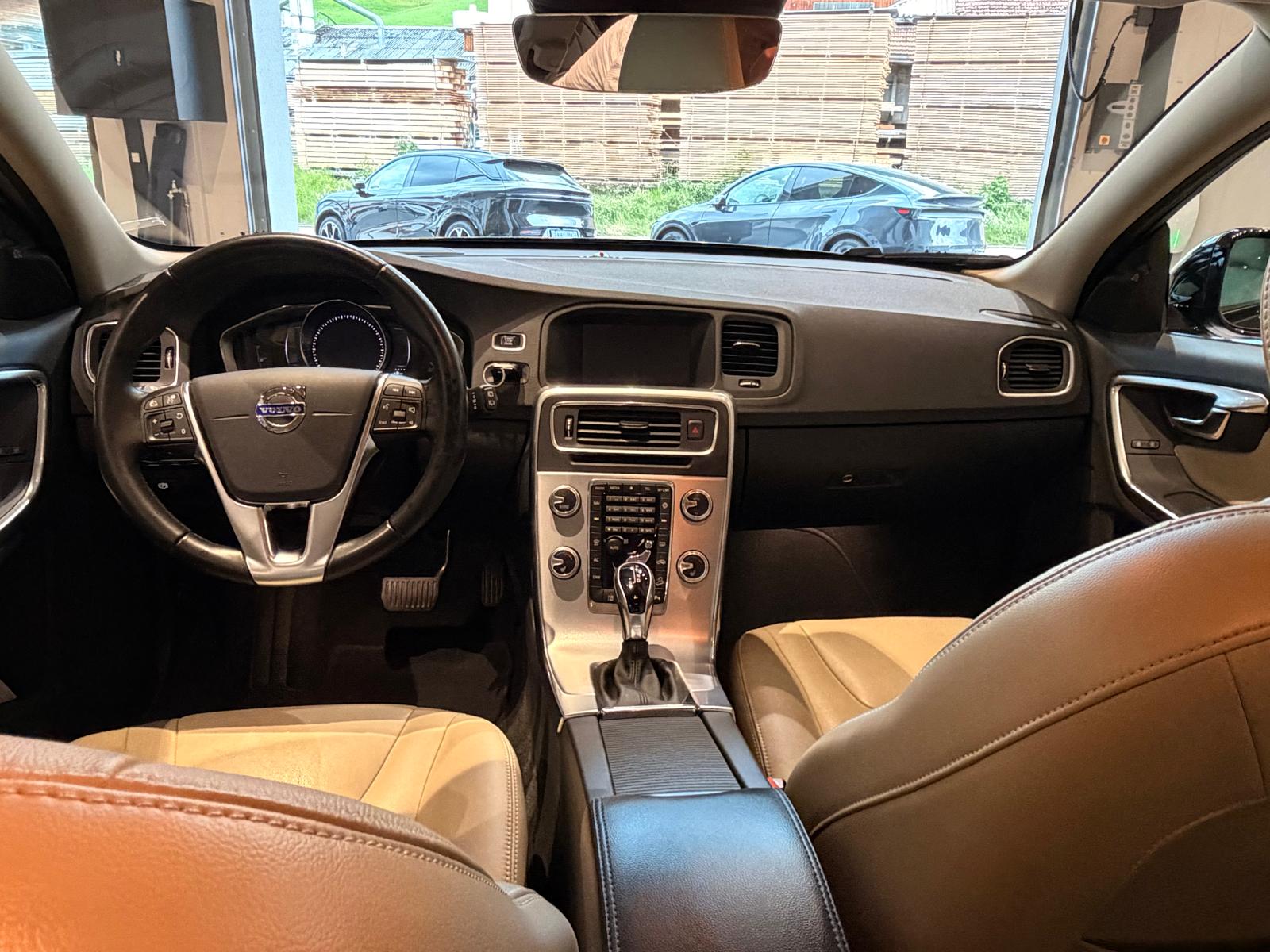 VOLVO V60 Cross Country D4 AWD Momentum Geartronic-image-18