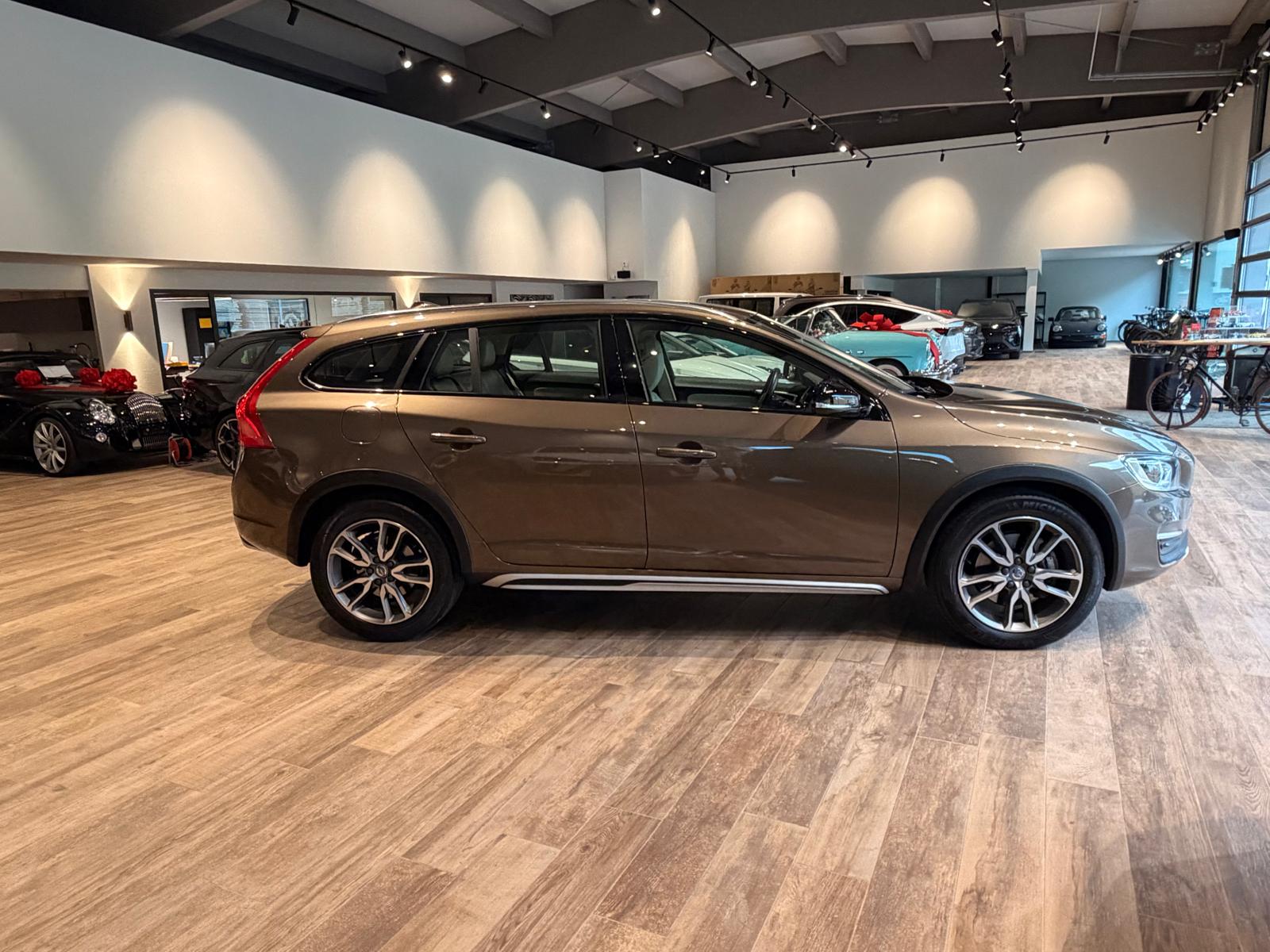 VOLVO V60 Cross Country D4 AWD Momentum Geartronic-image-13