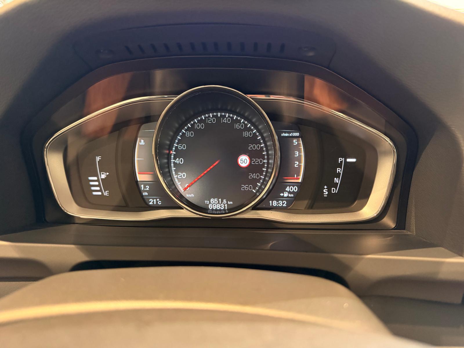VOLVO V60 Cross Country D4 AWD Momentum Geartronic-image-9