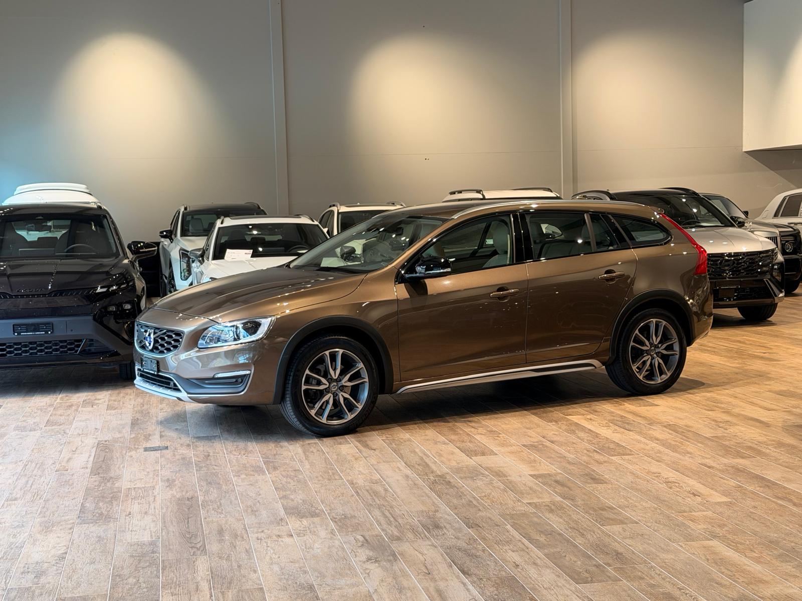 VOLVO V60 Cross Country D4 AWD Momentum Geartronic-showroom-element-2