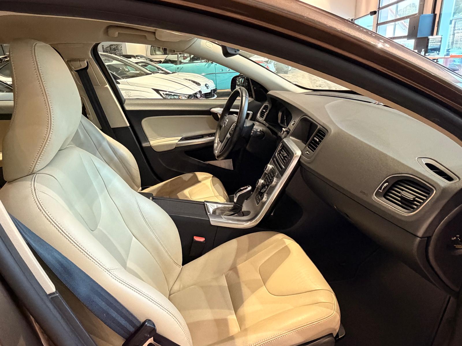 VOLVO V60 Cross Country D4 AWD Momentum Geartronic-image-20