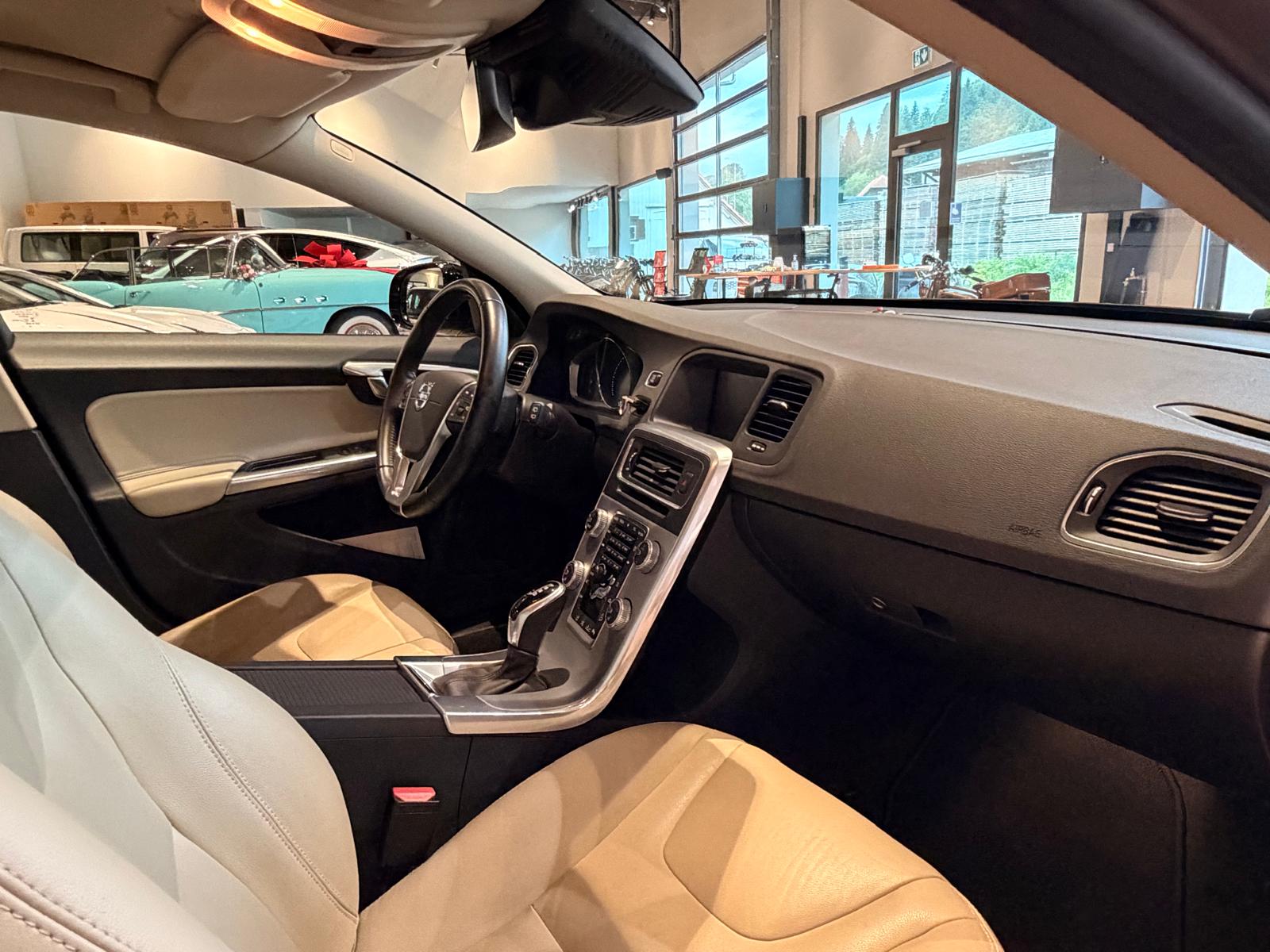 VOLVO V60 Cross Country D4 AWD Momentum Geartronic-image-22
