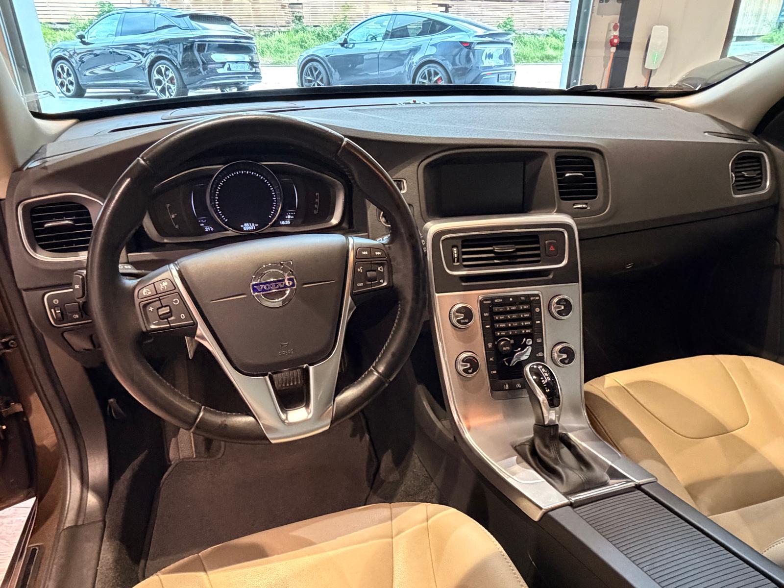 VOLVO V60 Cross Country D4 AWD Momentum Geartronic-image-17