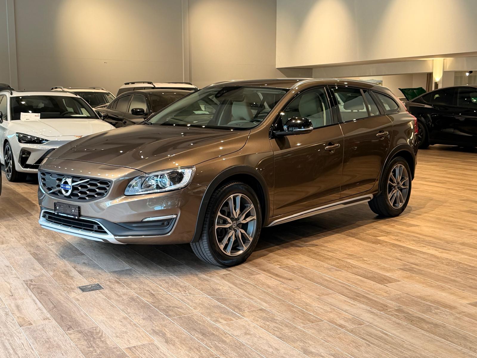 VOLVO V60 Cross Country D4 AWD Momentum Geartronic-showroom-element-3