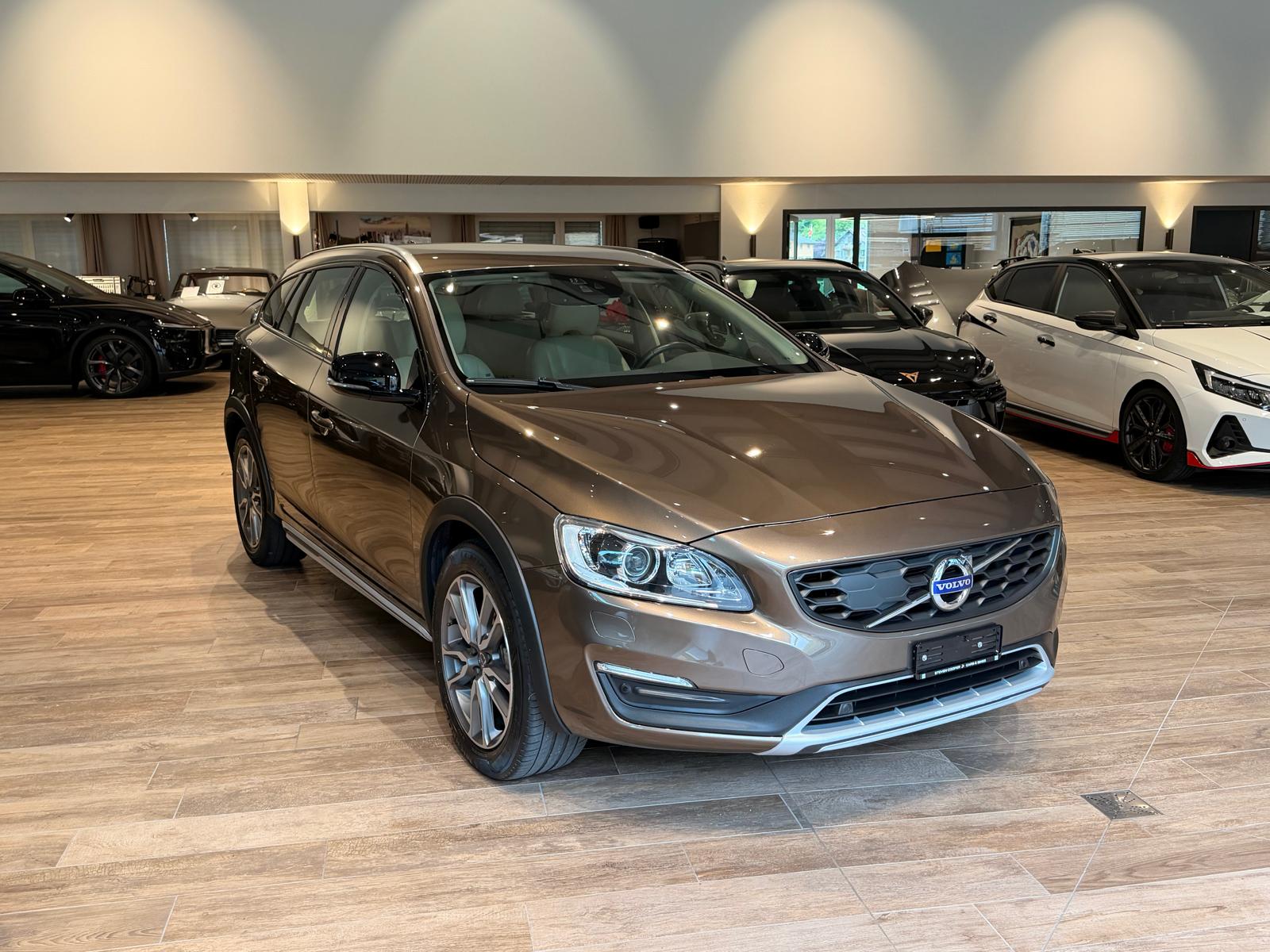 VOLVO V60 Cross Country D4 AWD Momentum Geartronic-showroom-element-1