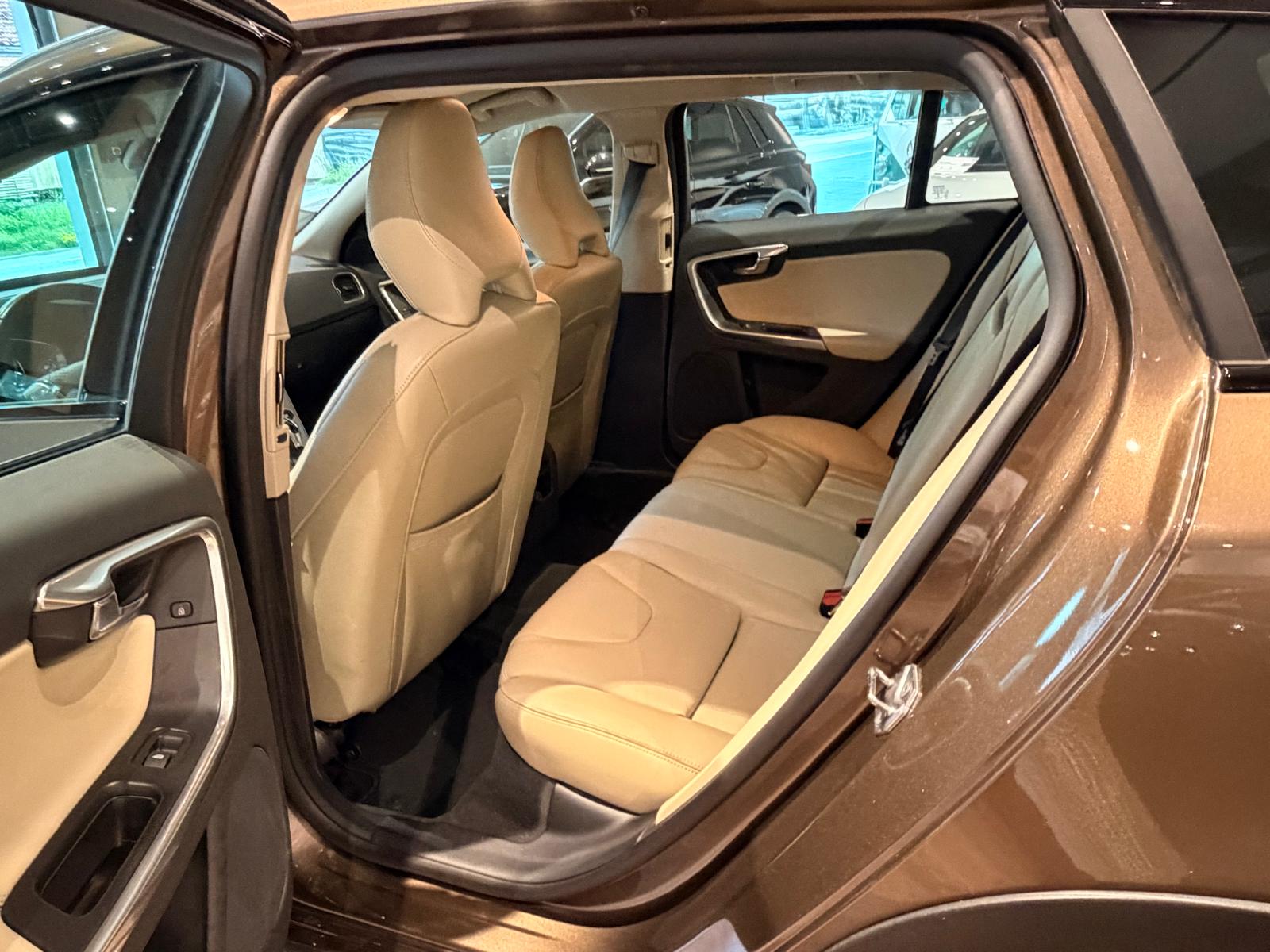 VOLVO V60 Cross Country D4 AWD Momentum Geartronic-image-19