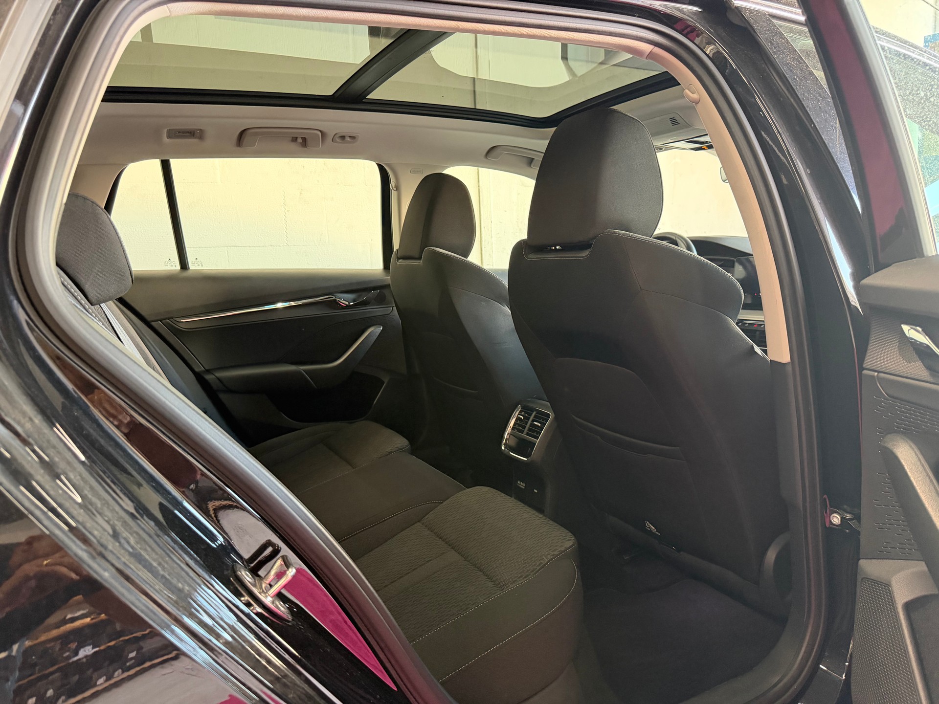 SKODA Octavia Combi 2.0 TDI DSG Style-image-13