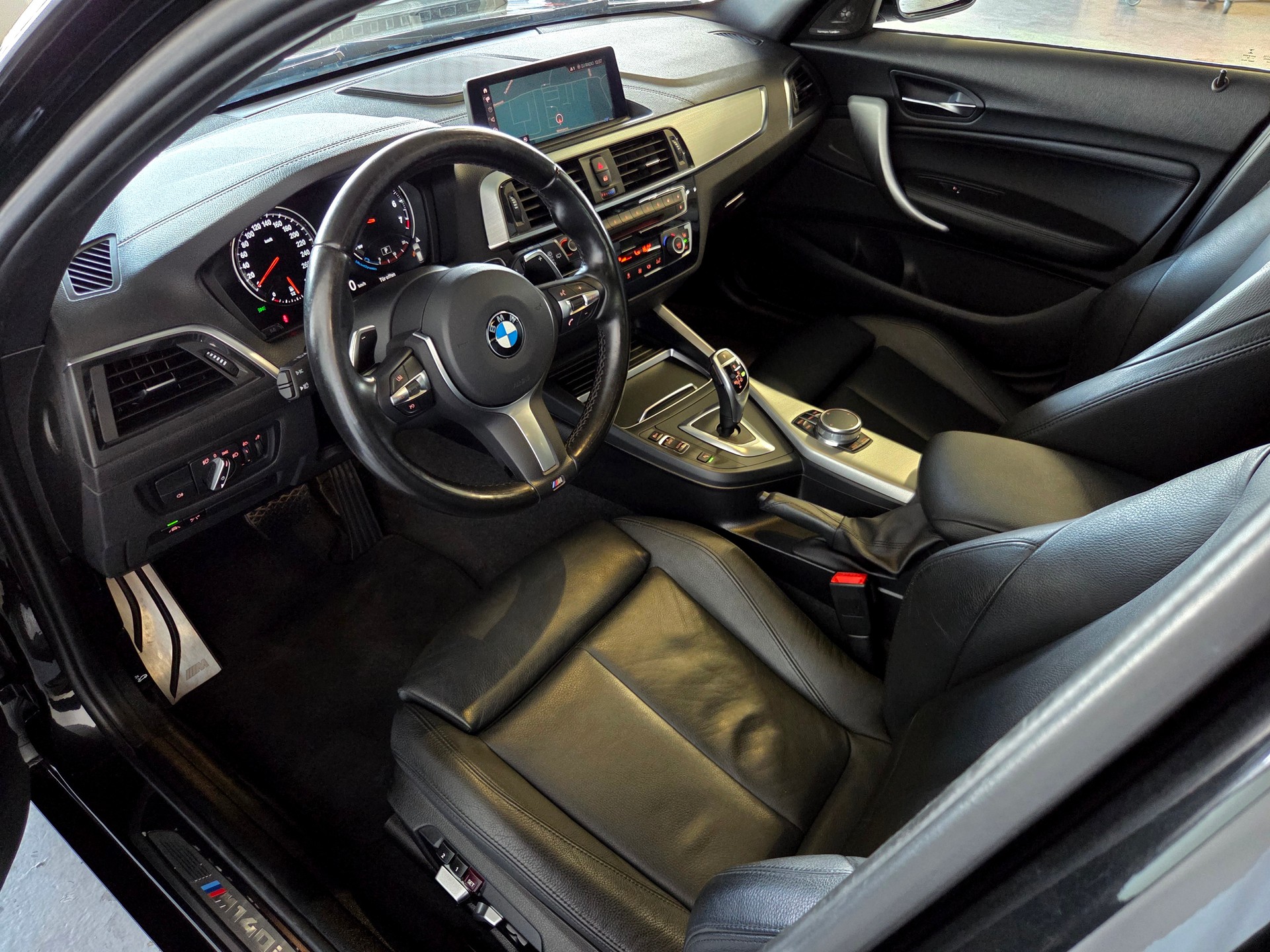 BMW M140i xDrive-showroom-element-3