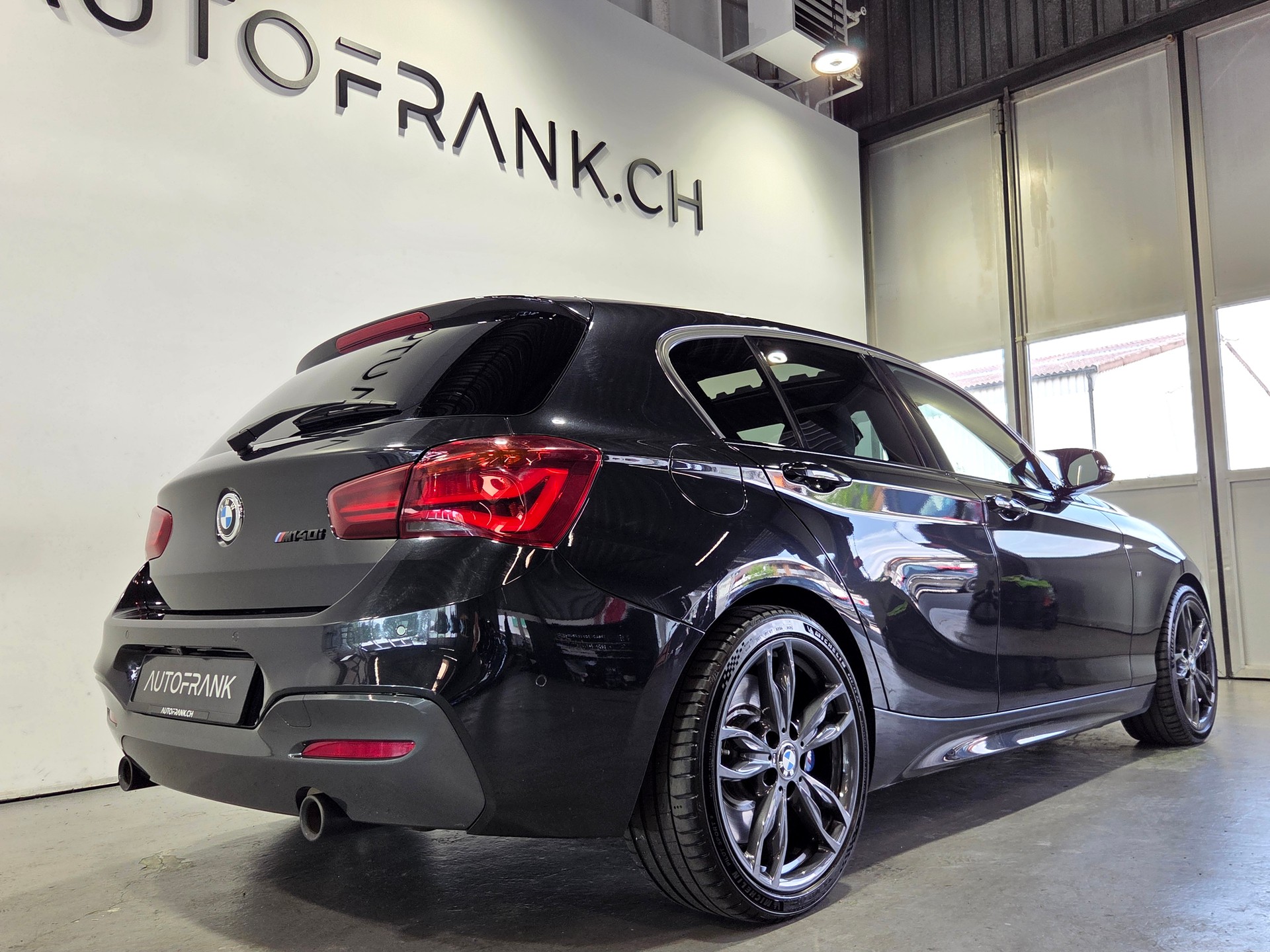 BMW M140i xDrive-showroom-element-2