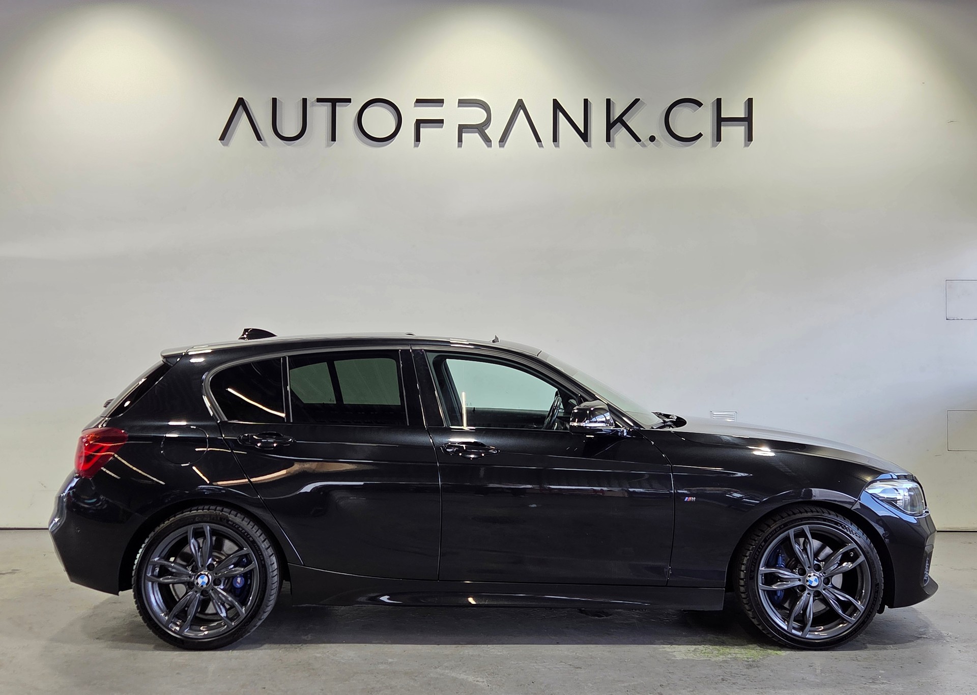 BMW M140i xDrive-showroom-element-1