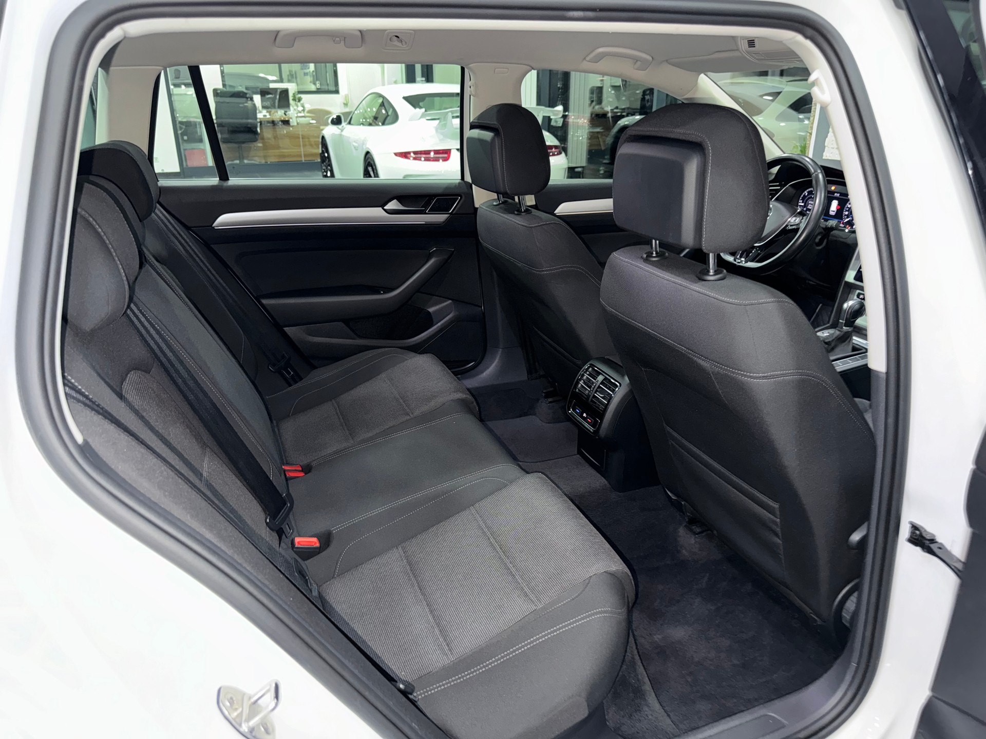VW Passat Variant 2.0 TDI BMT Comfortline DSG 4Motion-image-8